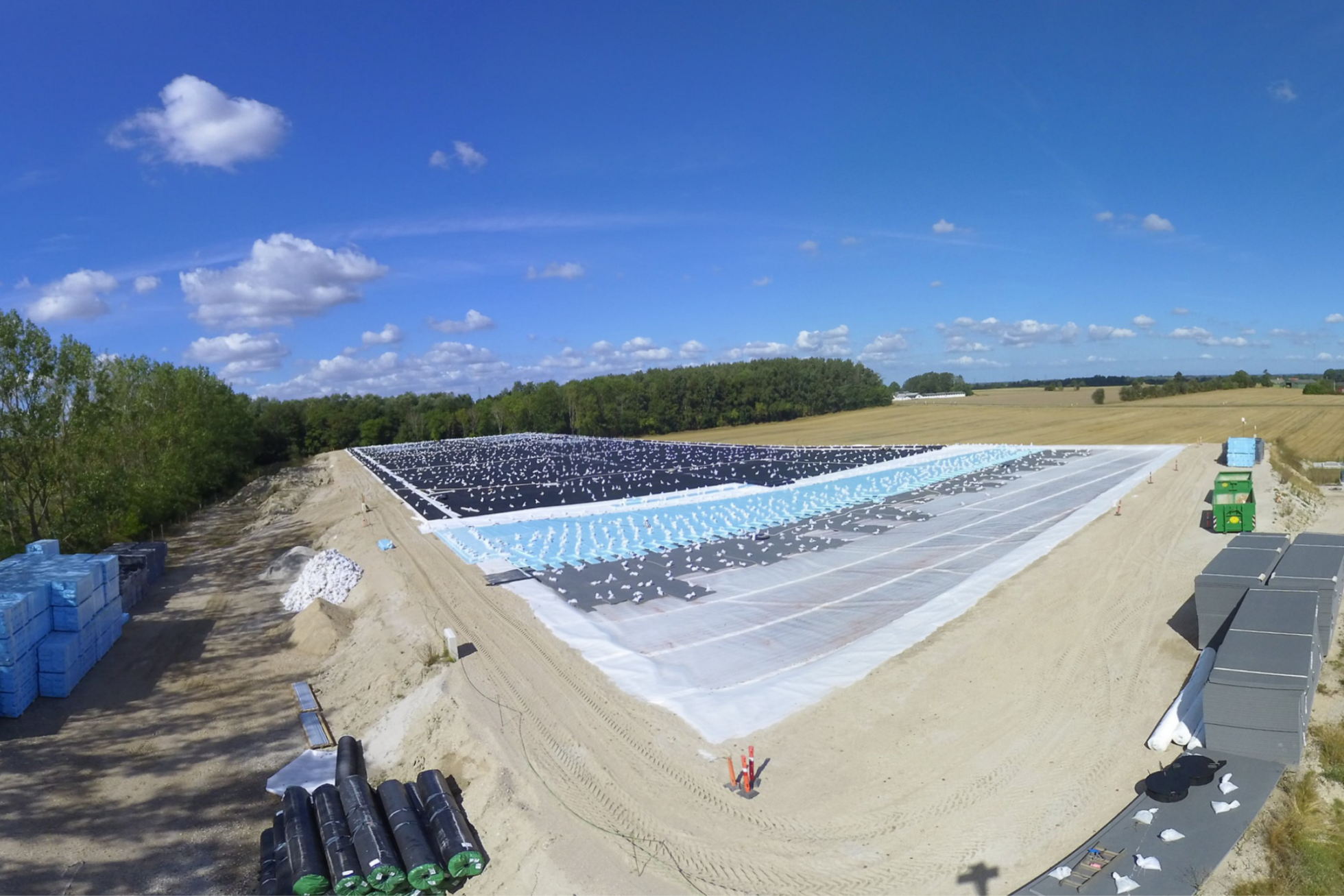 Almacenamiento térmico en Dinamarca con foso de agua para transformar excedente de energía en calor.