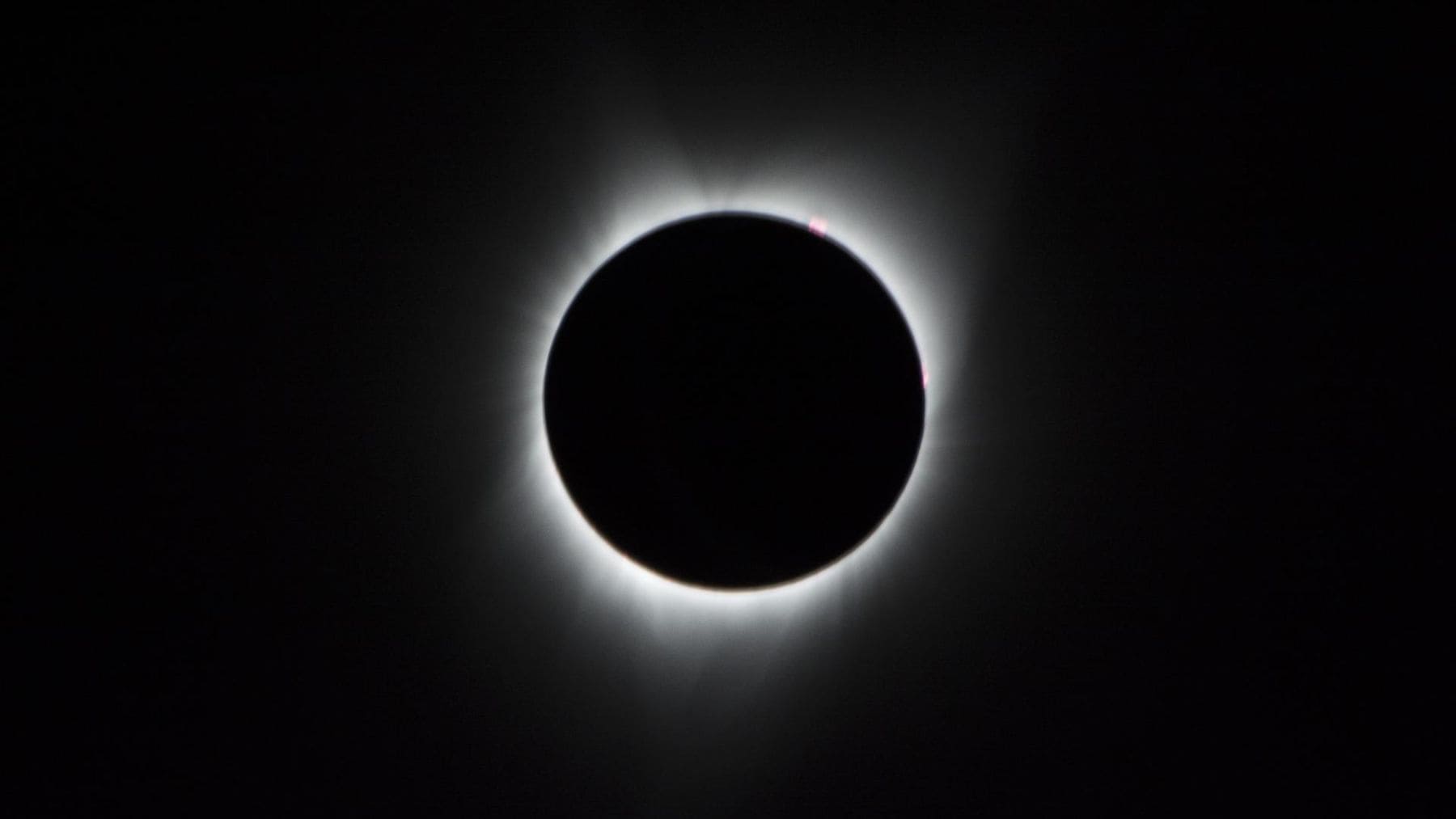 Eclipse total de Sol con la corona solar visible durante el fenómeno astronómico del 12 de agosto de 2026 en España.