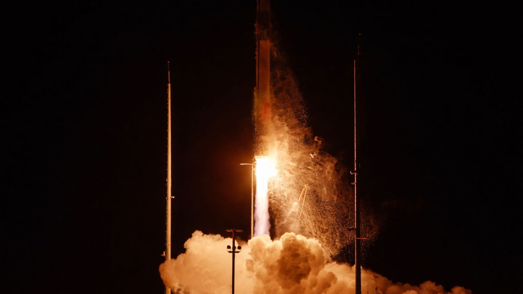 Lanzamiento nocturno del cohete HASTE de Rocket Lab en pruebas hipersónicas de EEUU a más de 24.000 km/h.