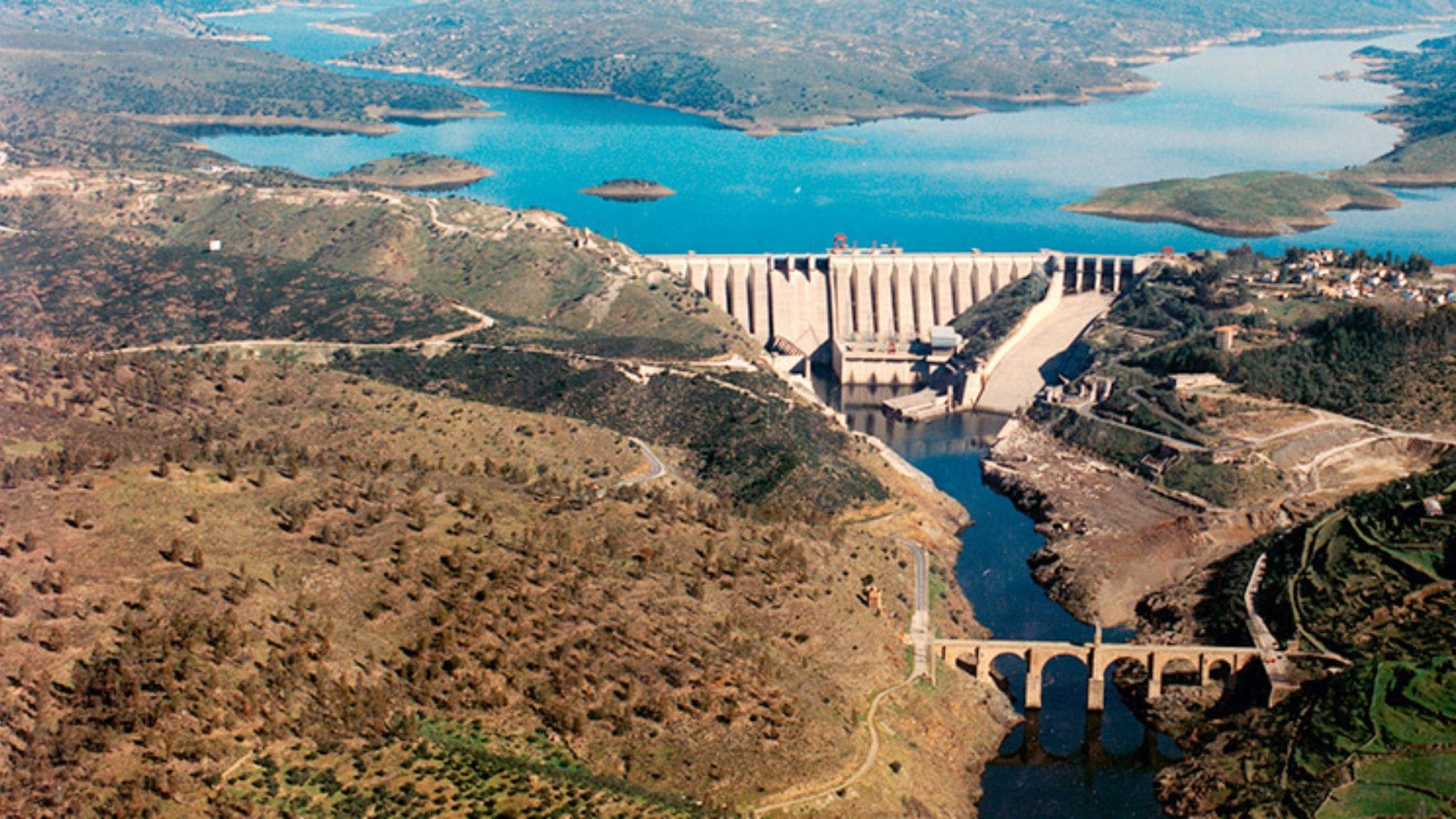 Presa del embalse de Alcántara y central hidroeléctrica José María de Oriol en Cáceres.