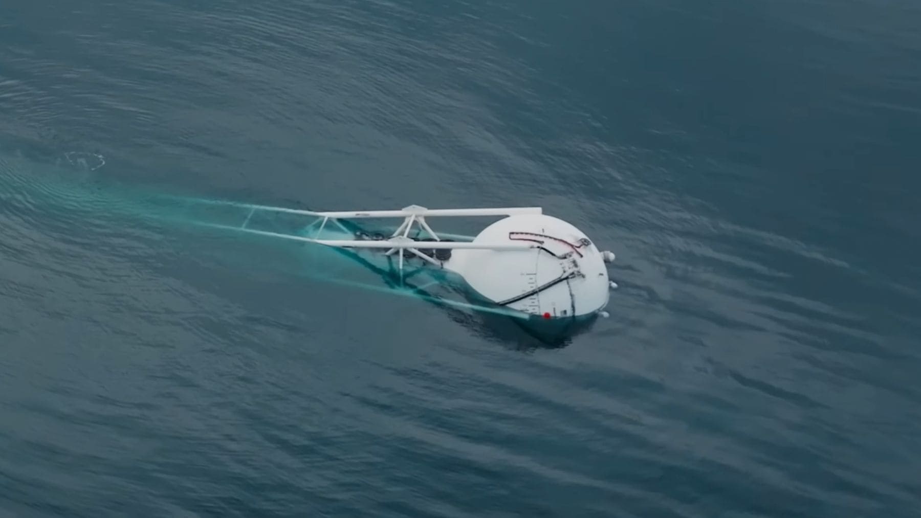 Esfera gigante Ocean-2 generando electricidad con olas en el mar frente a Washington EEUU.