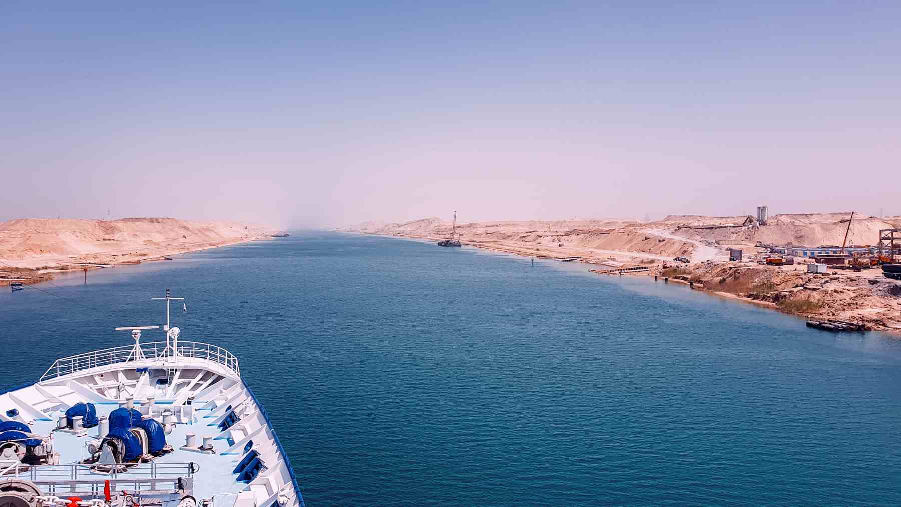 Buque navegando por canal marítimo similar al Canal de Suez en contexto de peajes en el Estrecho de Ormuz.