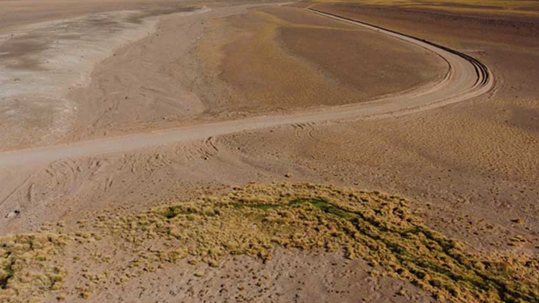 Paisaje del yacimiento Filo del Sol en los Andes, zona minera con grandes reservas de cobre y oro en alta montaña.