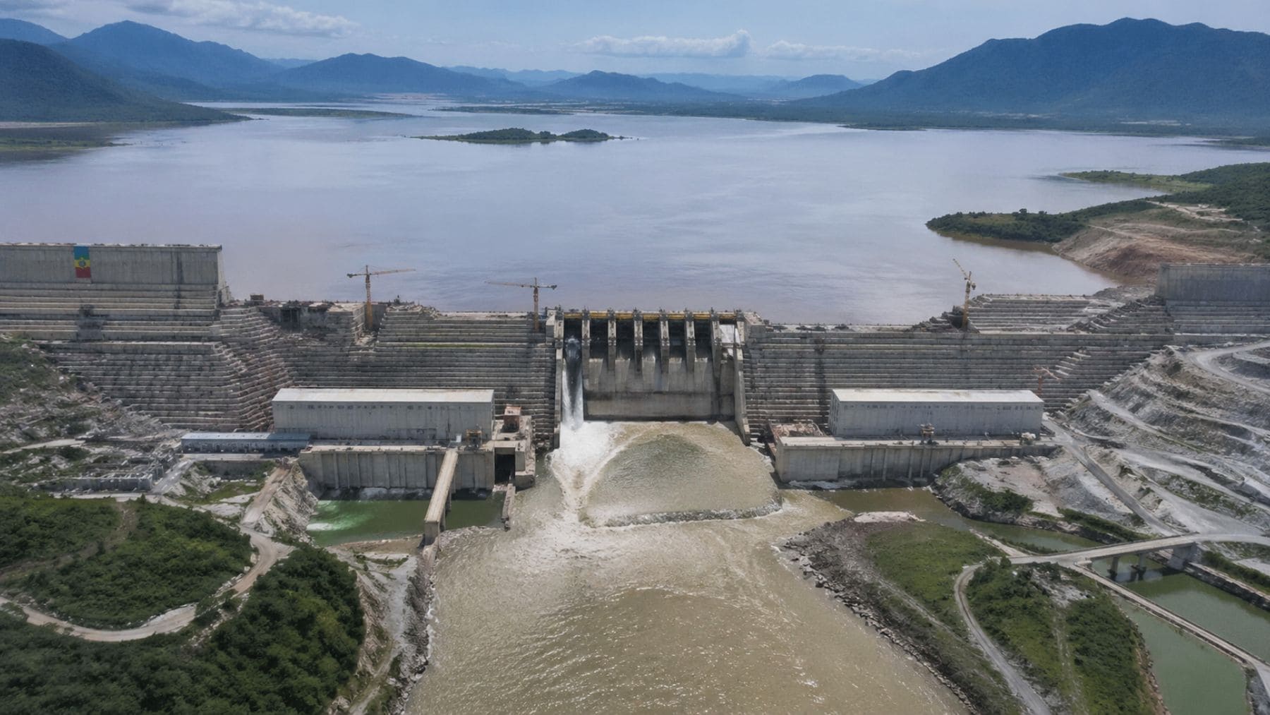Gran Presa del Renacimiento de Etiopía en el Nilo Azul durante su inauguración con embalse y central hidroeléctrica.
