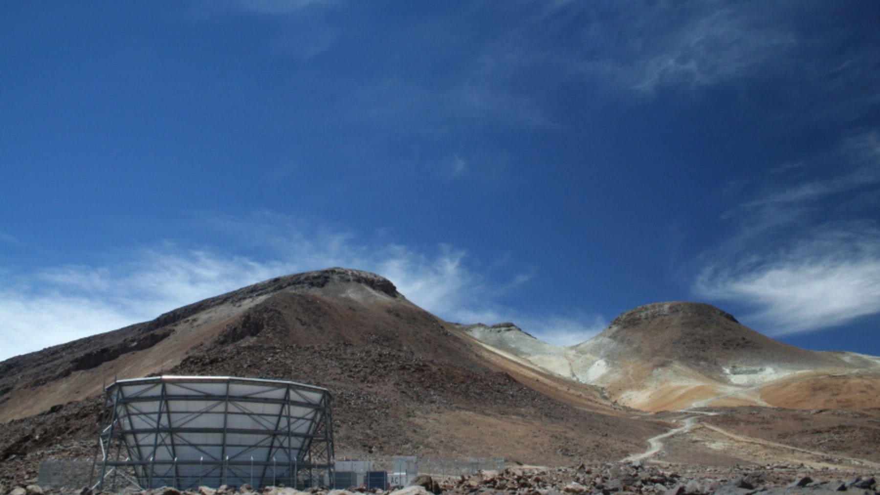 Atacama Cosmology Telescope en Chile donde científicos miden la gravedad en galaxias para estudiar materia oscura.