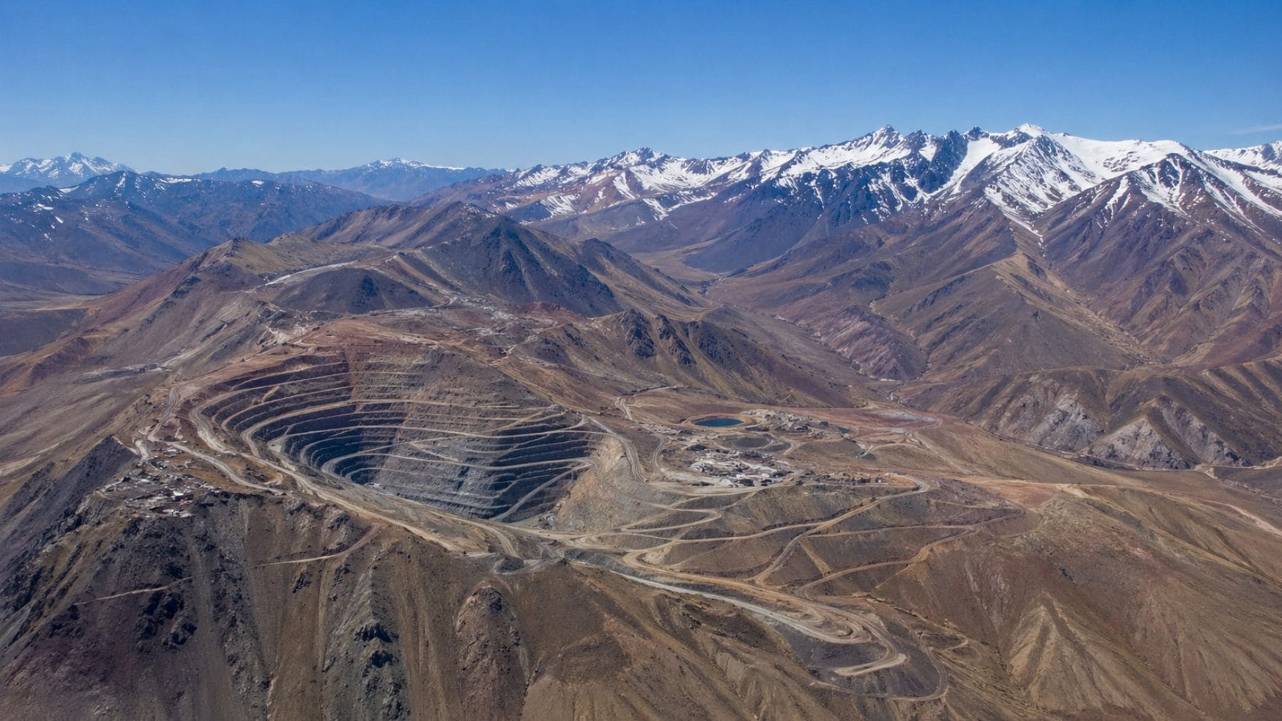 Mina a cielo abierto en la cordillera de los Andes en el distrito Vicuña entre Argentina y Chile con gran yacimiento de cobre.