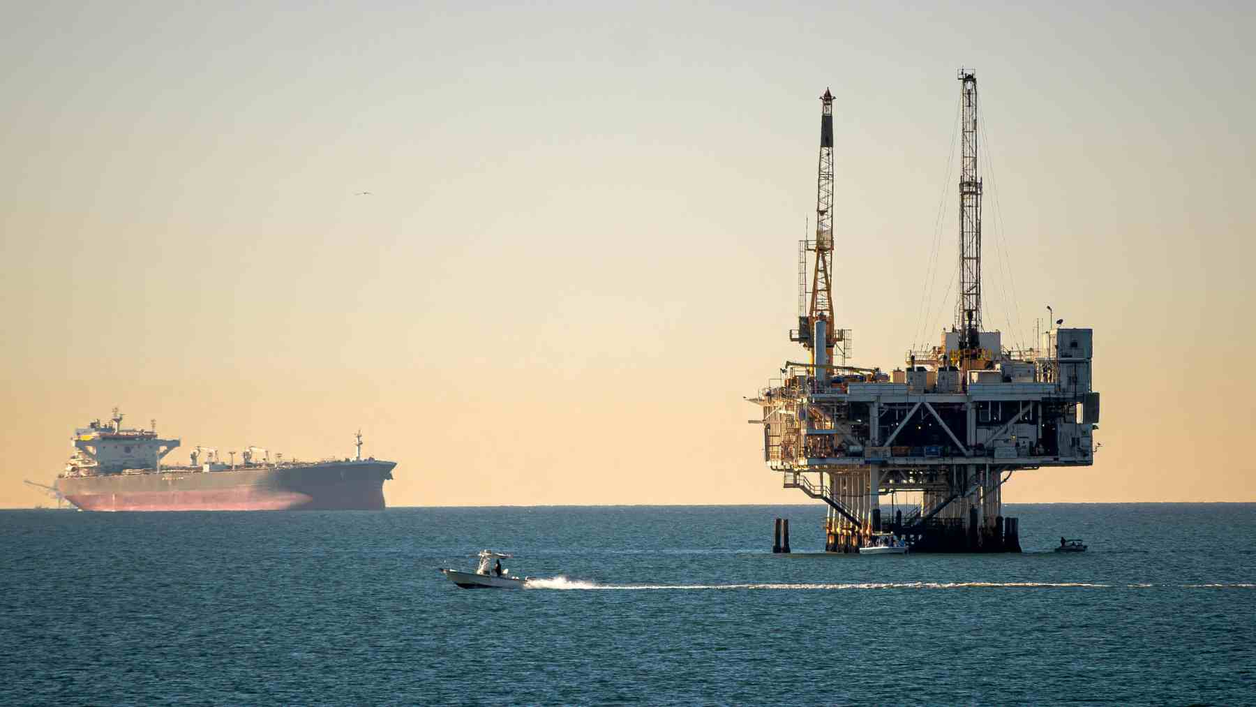 Plataforma petrolífera offshore en el Mediterráneo tras el hallazgo de gas de ENI en Egipto.