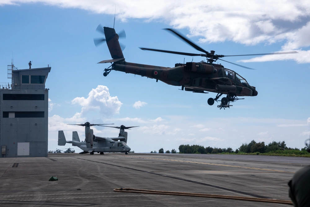 Helicóptero AH-1S Cobra de Japón durante maniobras militares antes de su sustitución por drones inteligentes.