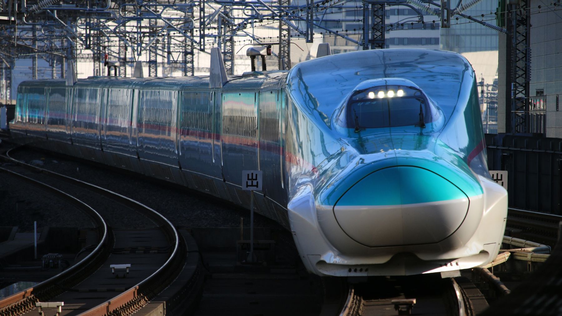 Tren maglev japonés Chuo Shinkansen circulando a alta velocidad con tecnología de levitación magnética.