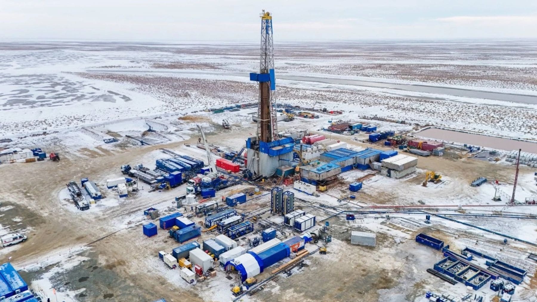 plataforma de perforacion petrolera en zhylyoi kazajstan pozo profundo 5800 metros descubrimiento gas.