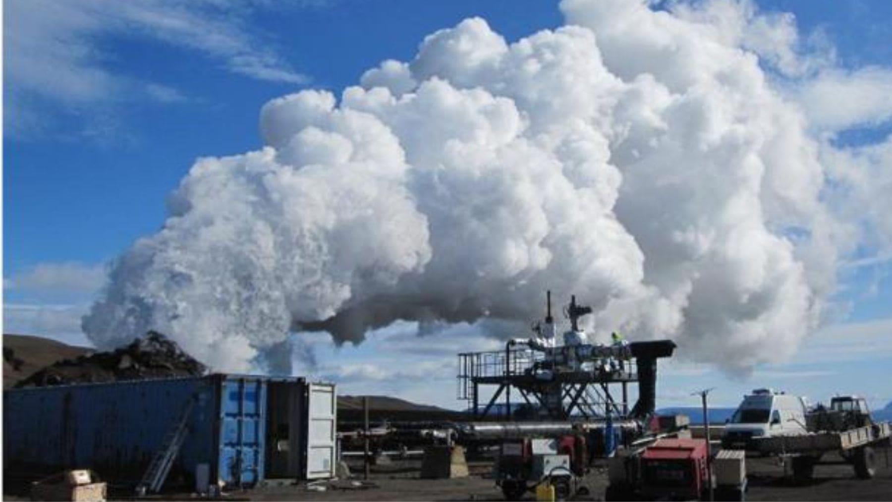 Pozo geotérmico en Krafla expulsando vapor tras perforar magma a 2 km de profundidad en Islandia.