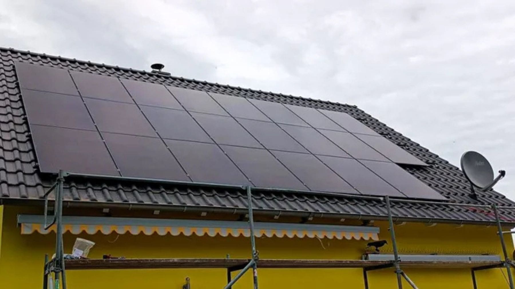 Paneles solares instalados en un tejado, ejemplo de energía solar tradicional frente a nuevos materiales como la madera energética.