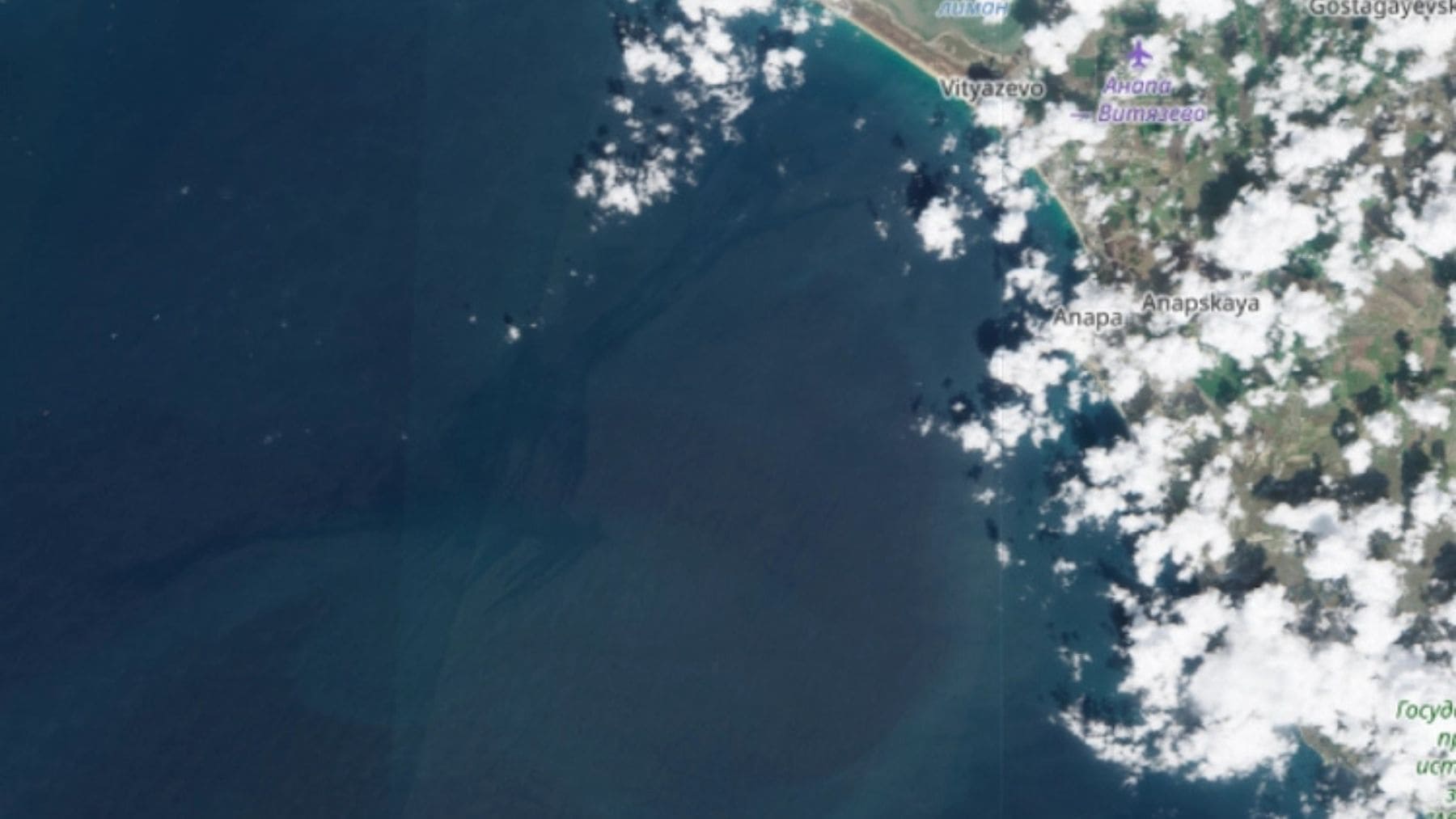 Imagen satelital de una mancha de fuel de 40 km frente a Anapa en el mar Negro detectada por Copernicus.
