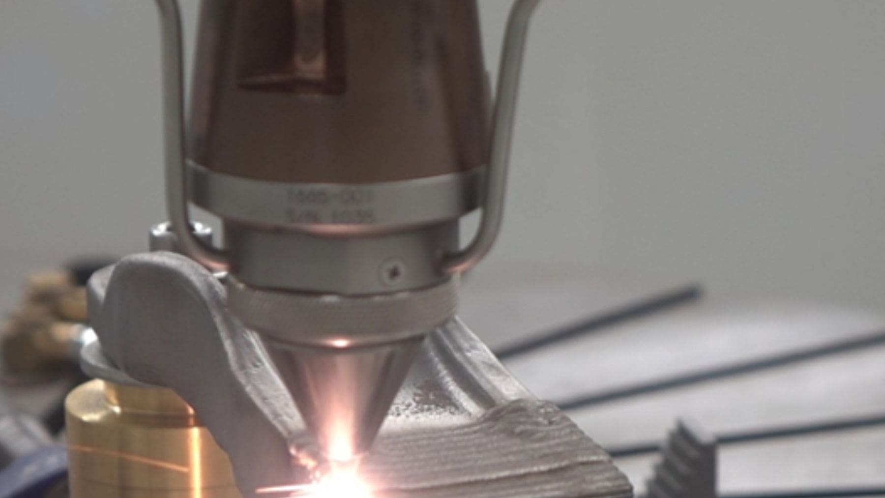 Láser industrial de alta potencia cortando acero grueso en proceso de perforación avanzada