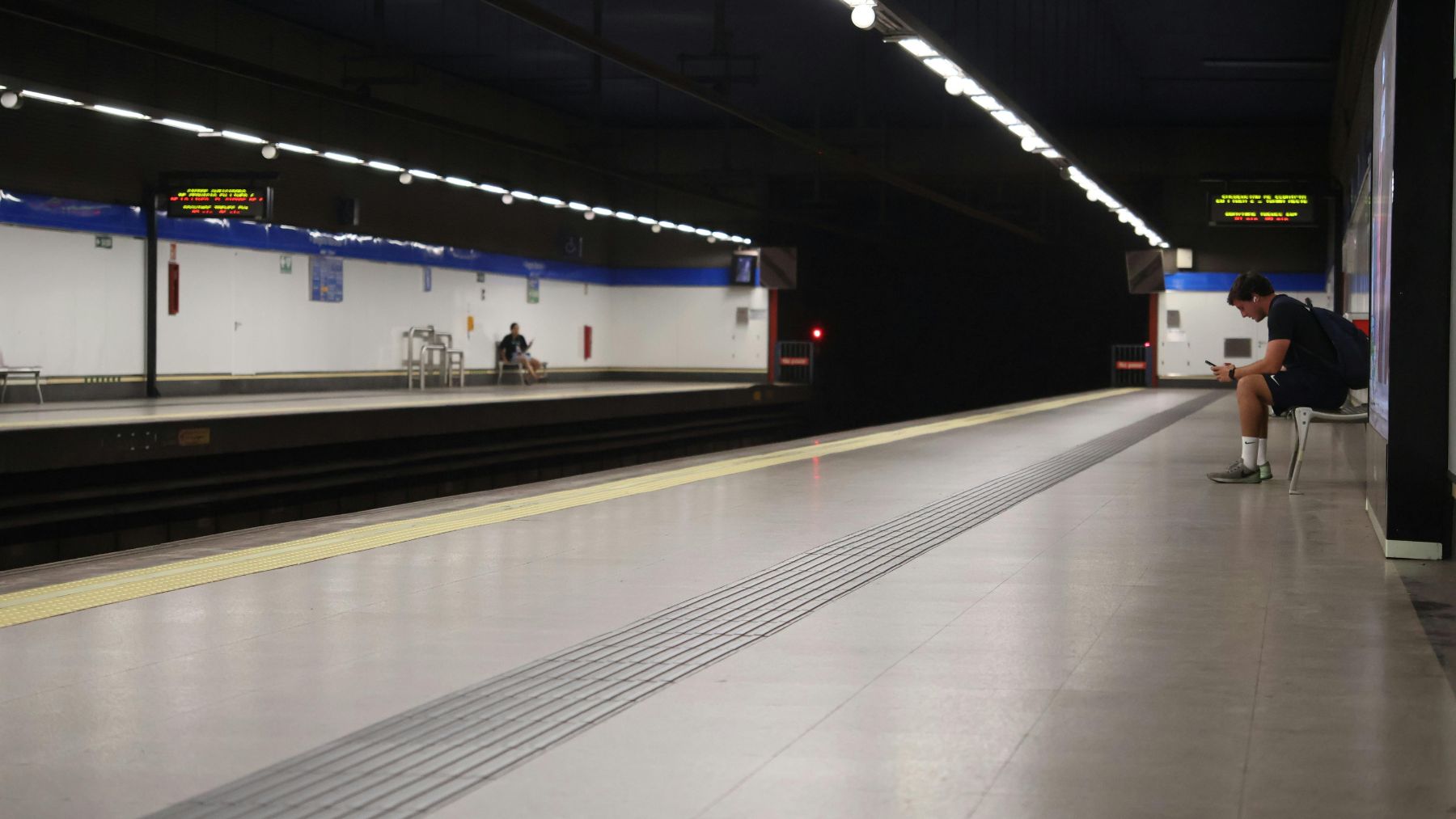 Andén del Metro de Madrid con usuario esperando tren tras anuncio del nuevo abono transporte automático.