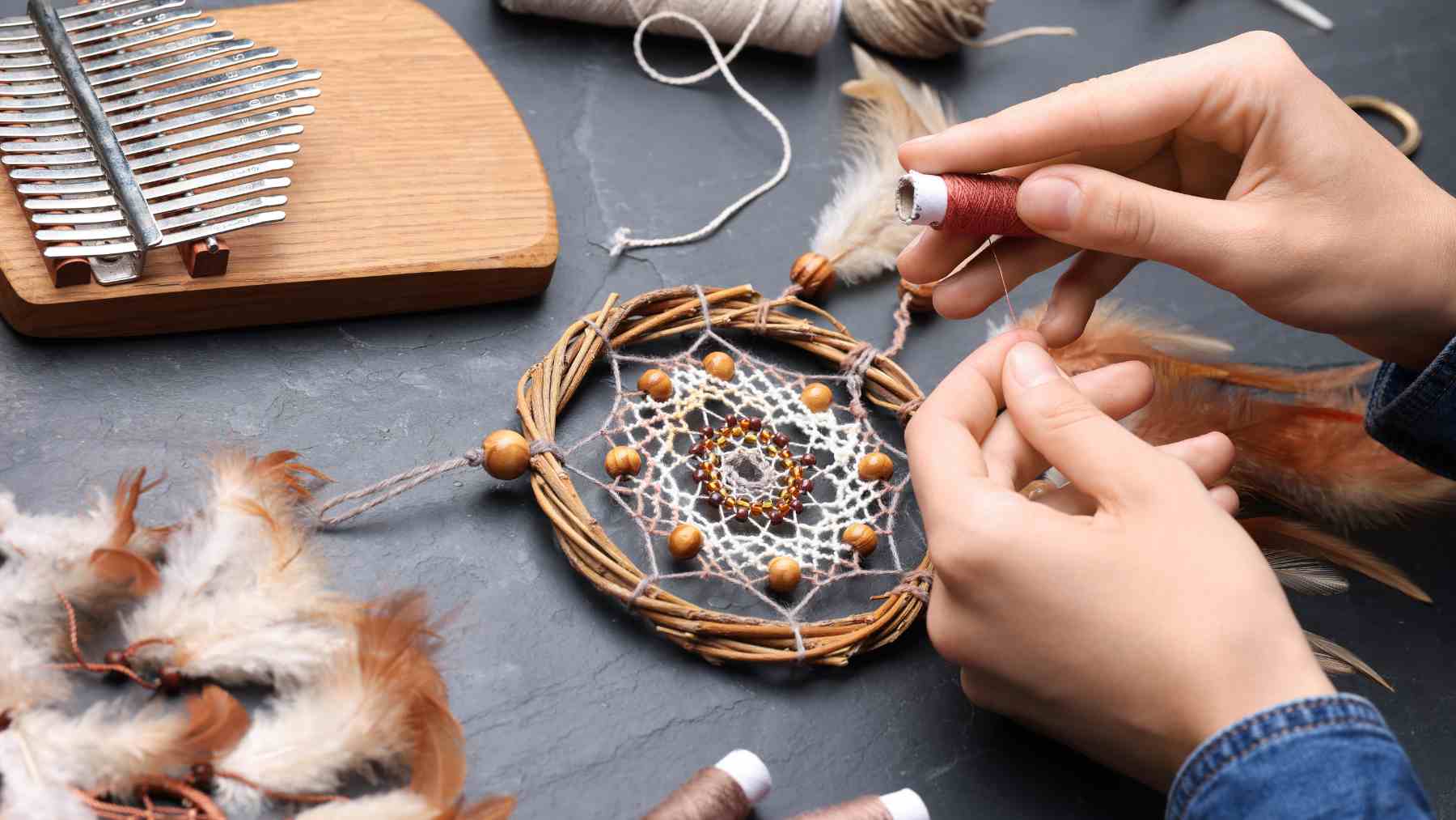 Persona haciendo manualidades que simboliza empezar proyectos y no terminarlos por la adicción a la novedad.