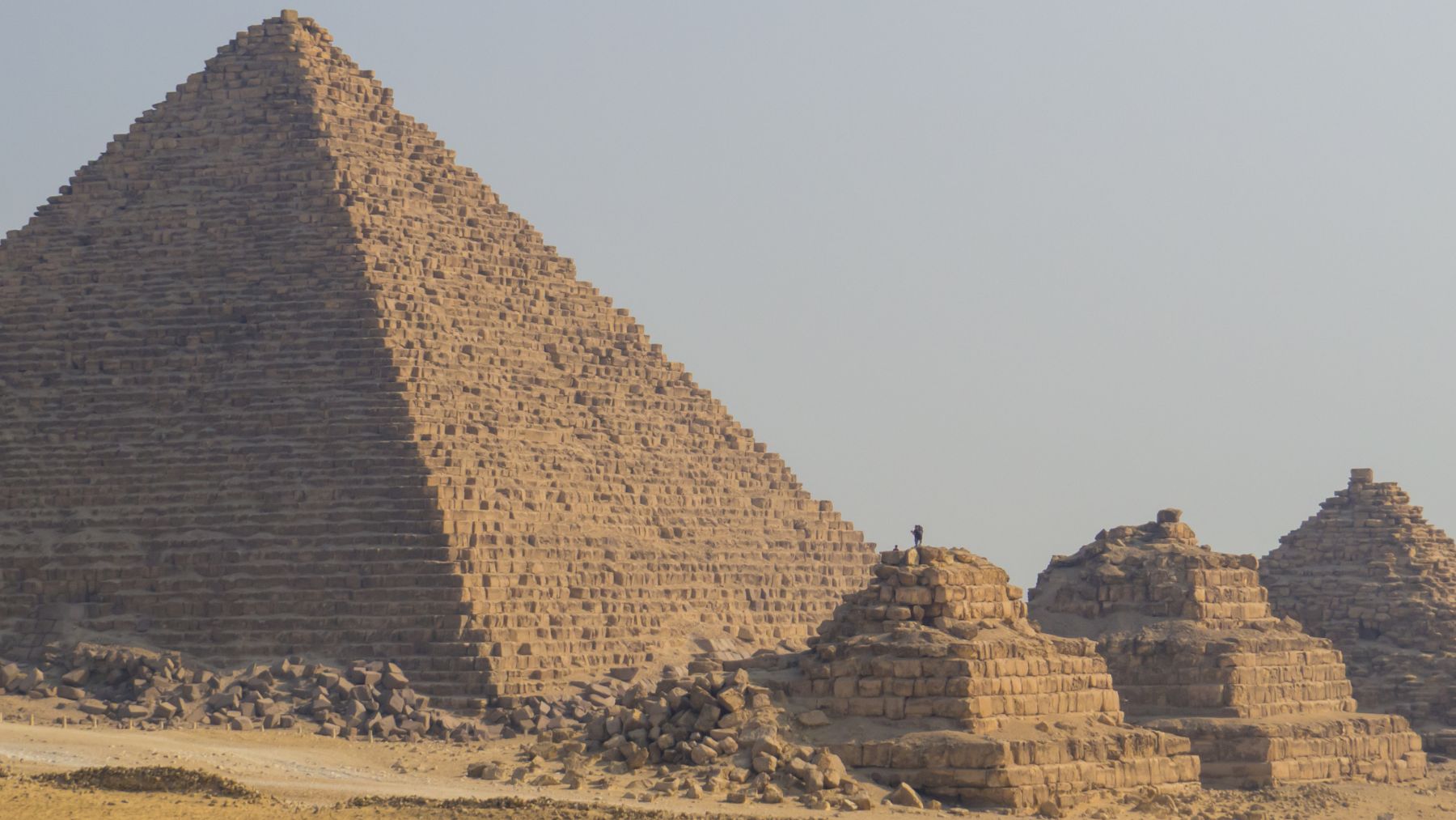 Pirámide de Zoser en Saqqara, Egipto, vinculada a un posible sistema hidráulico para su construcción.