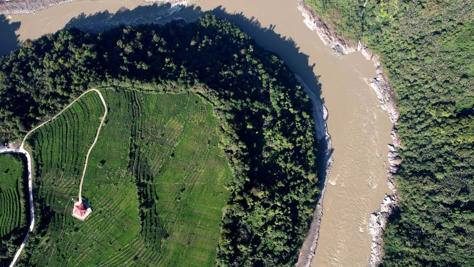 Vista aérea del río Yarlung Tsangpo en el Tíbet, donde China construye una gigantesca central hidroeléctrica.