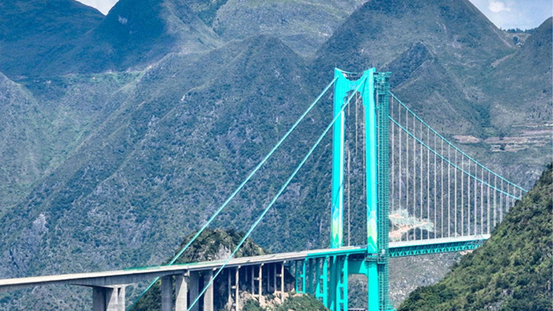 Puente del Gran Cañón de Huajiang en China, el más alto del mundo con 625 metros de altura sobre un profundo valle.