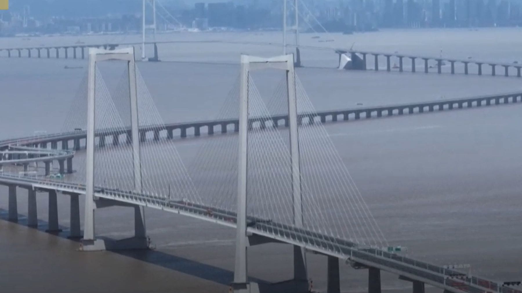 Puente Shenzhen Zhongshan en China sobre el mar con túnel submarino e islas artificiales y tráfico de vehículos.