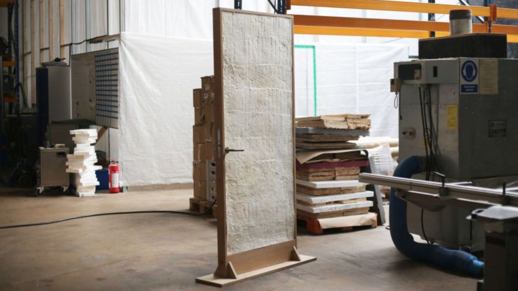 Puerta fabricada con micelio de hongos en taller de Rebound capaz de resistir el fuego.