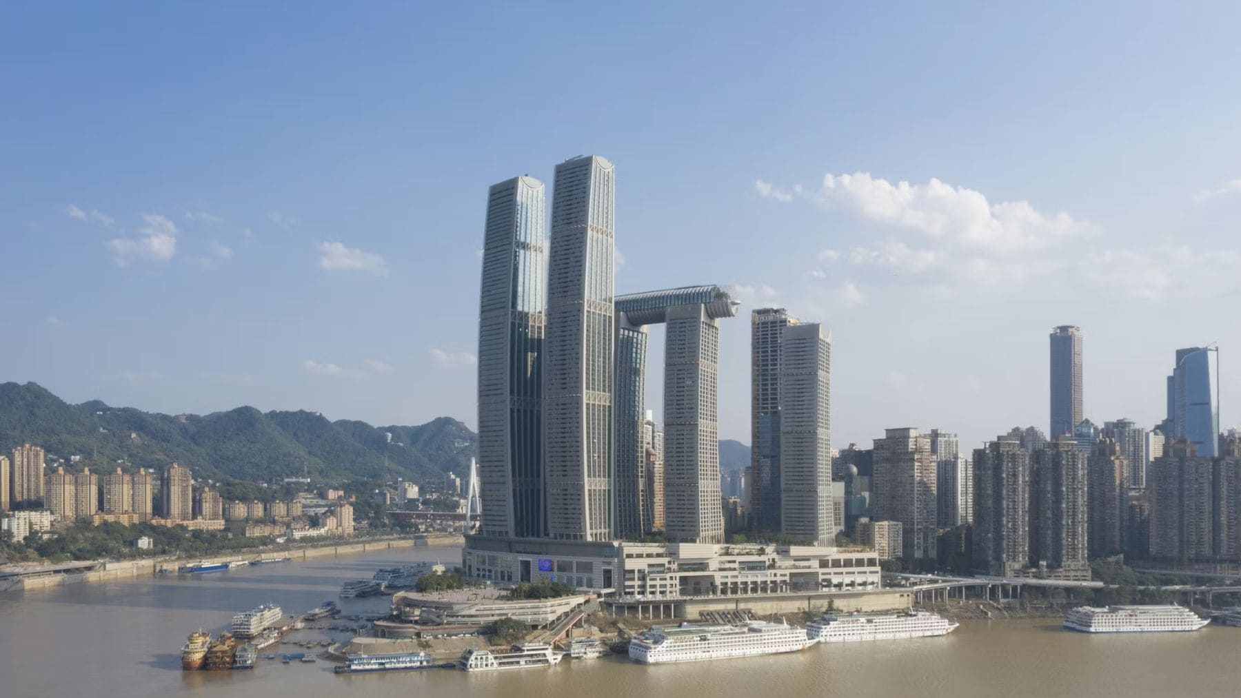 Rascacielos horizontal The Crystal en Chongqing, China, un puente elevado de 300 metros sobre varios edificios.