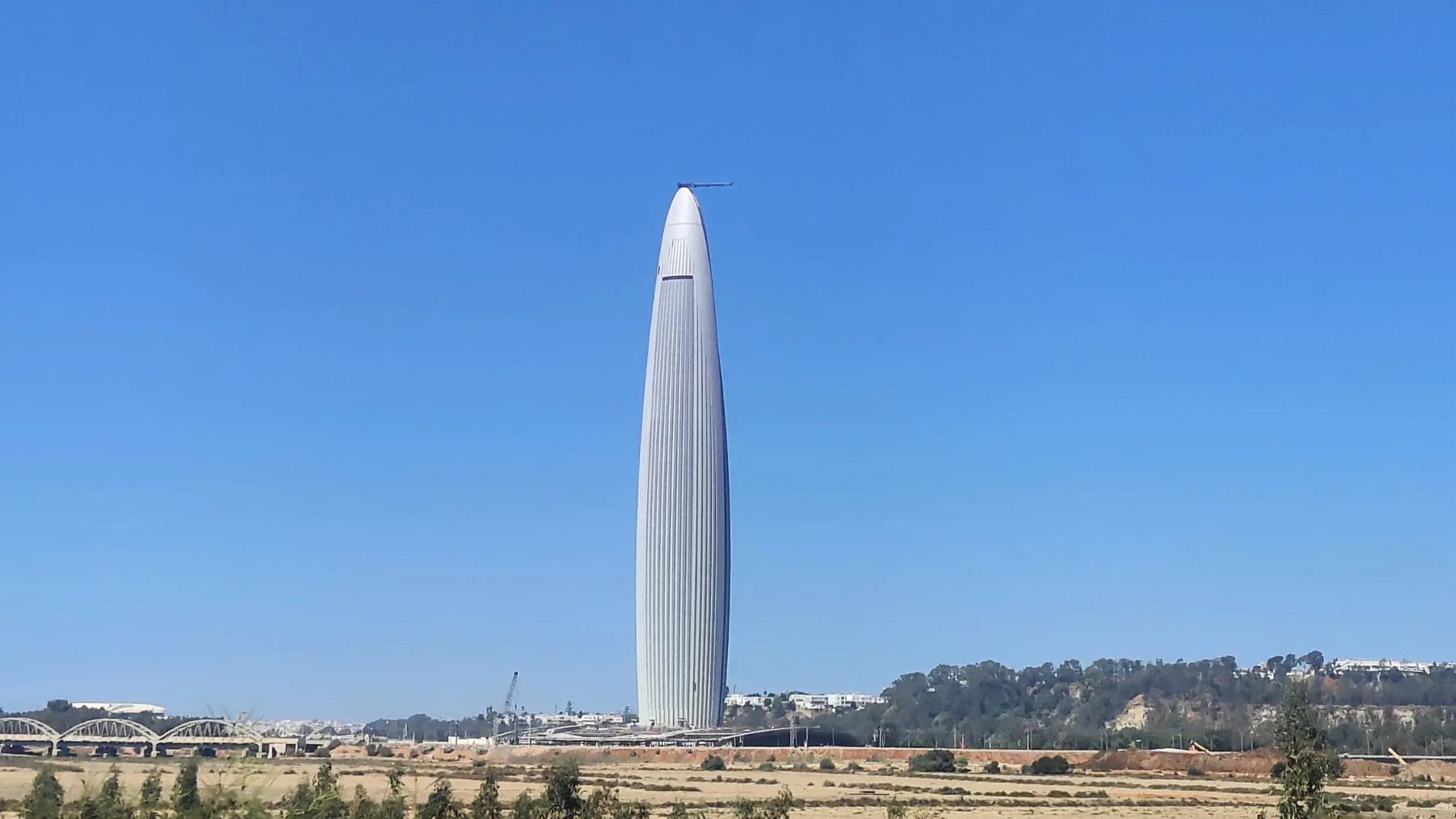 Torre Mohammed VI en Rabat, rascacielos de 250 metros con diseño español y fachada sostenible con paneles solares.
