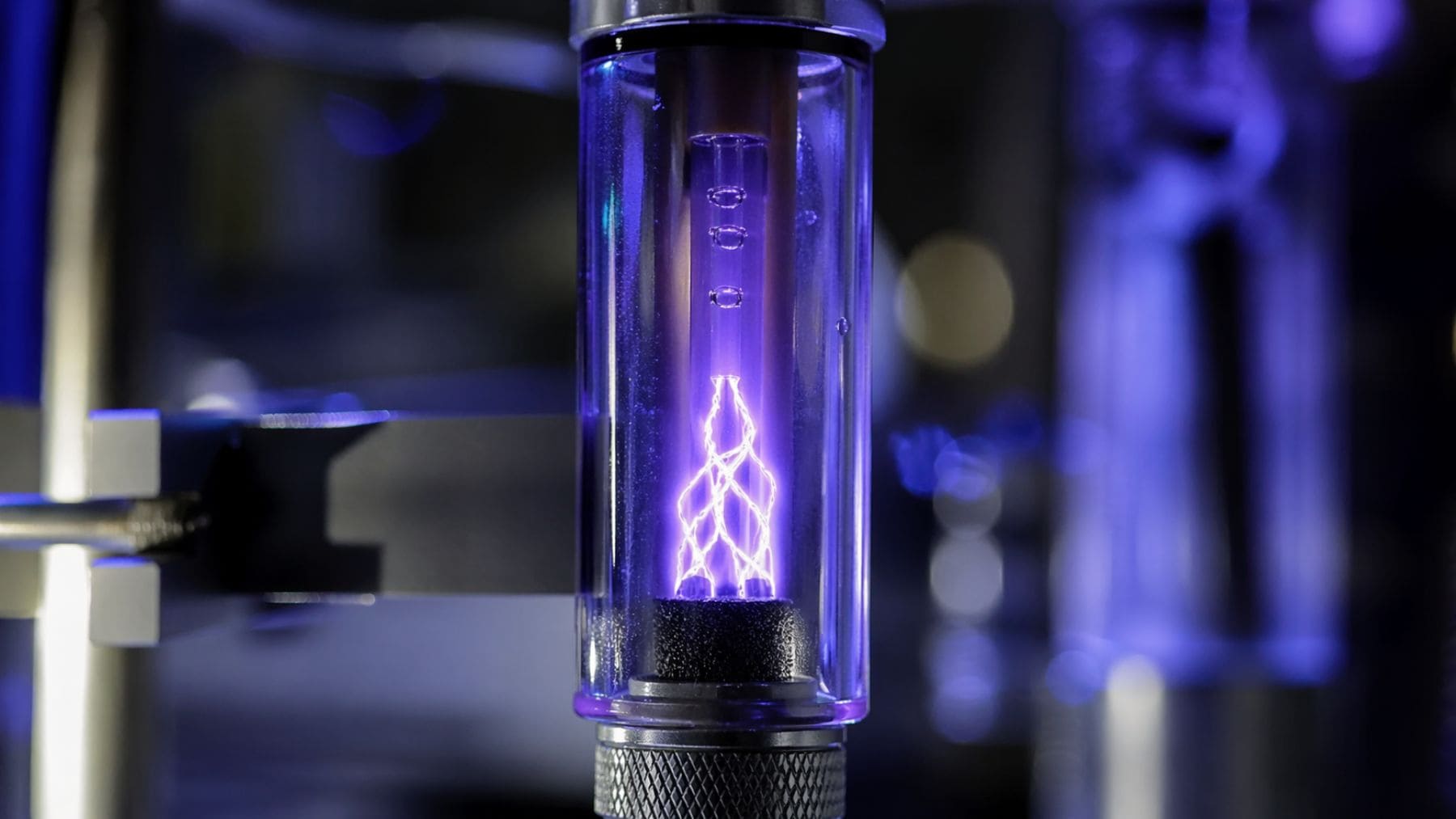 Reactor con descarga de plasma tipo rayo dentro de un tubo que convierte metano en metanol en agua.