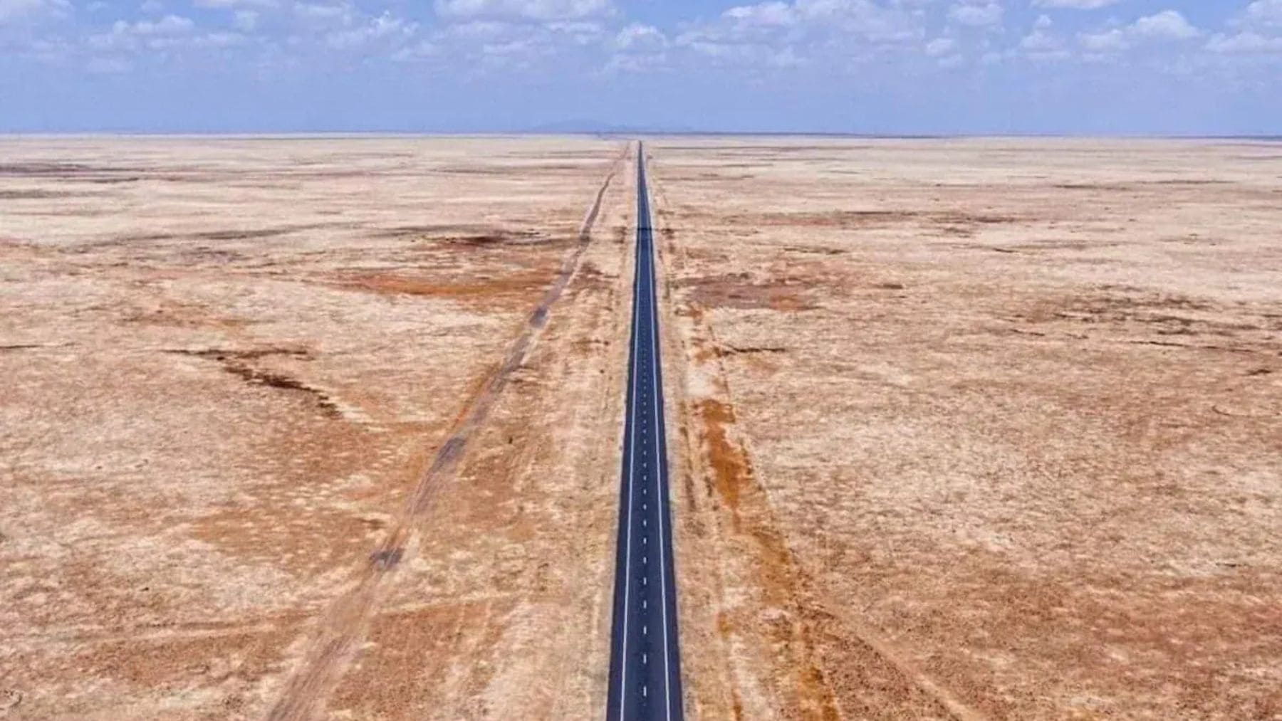 Recta más peligrosa del mundo en Arabia Saudí, carretera Highway 10 con 240 km sin curvas en el desierto.