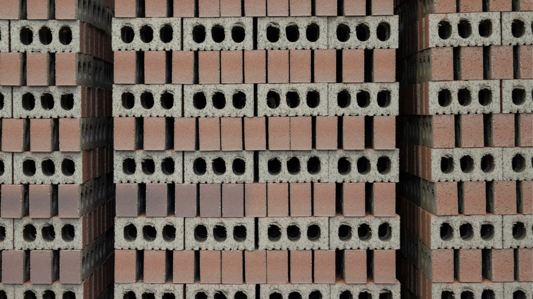 Pila de ladrillos en fábrica industrial de Wienerberger en Reino Unido que será reconvertida para funcionar con hidrógeno.