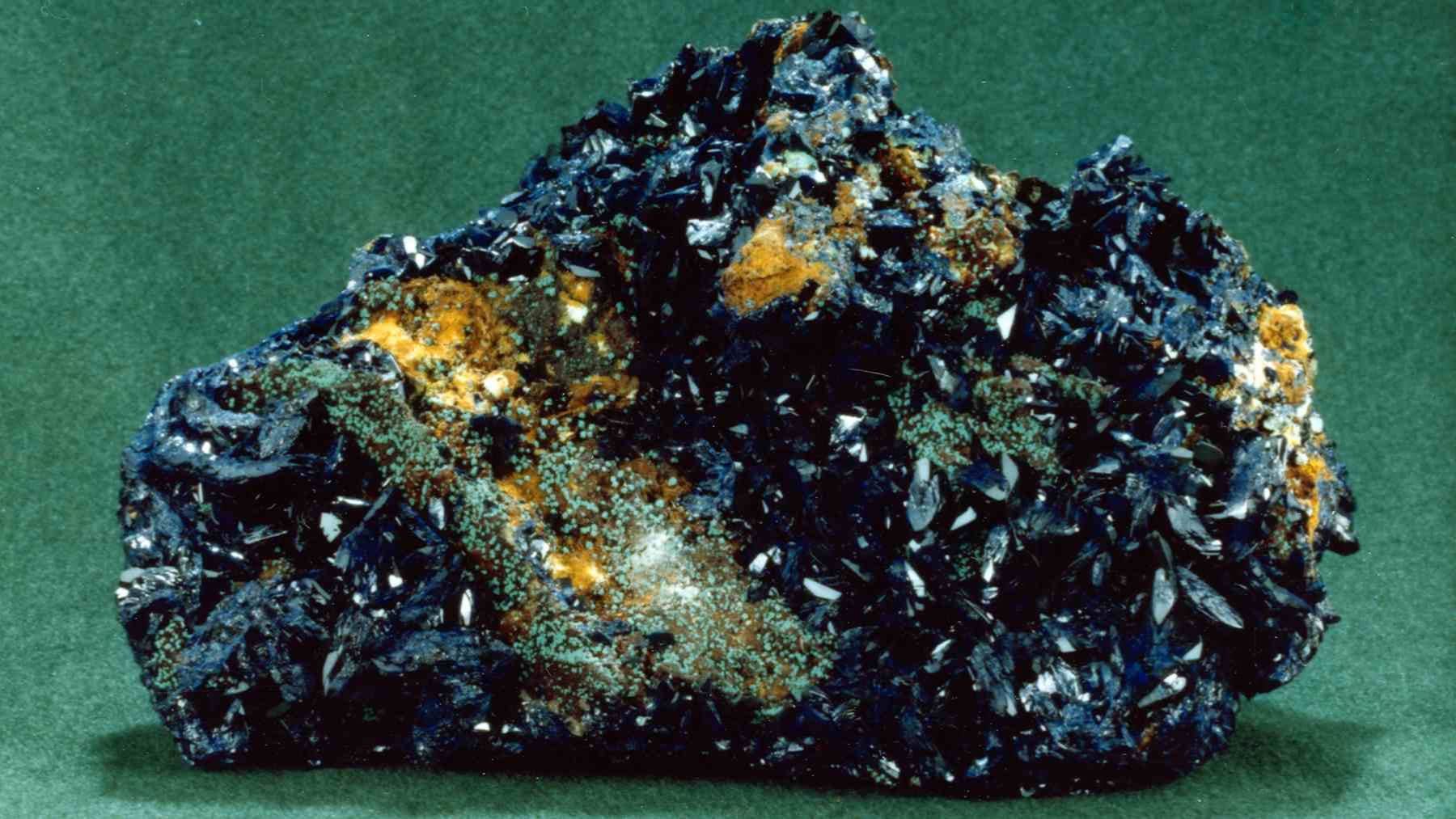 Mineral de uranio utilizado como base para combustible nuclear en el plan energético del Reino Unido.