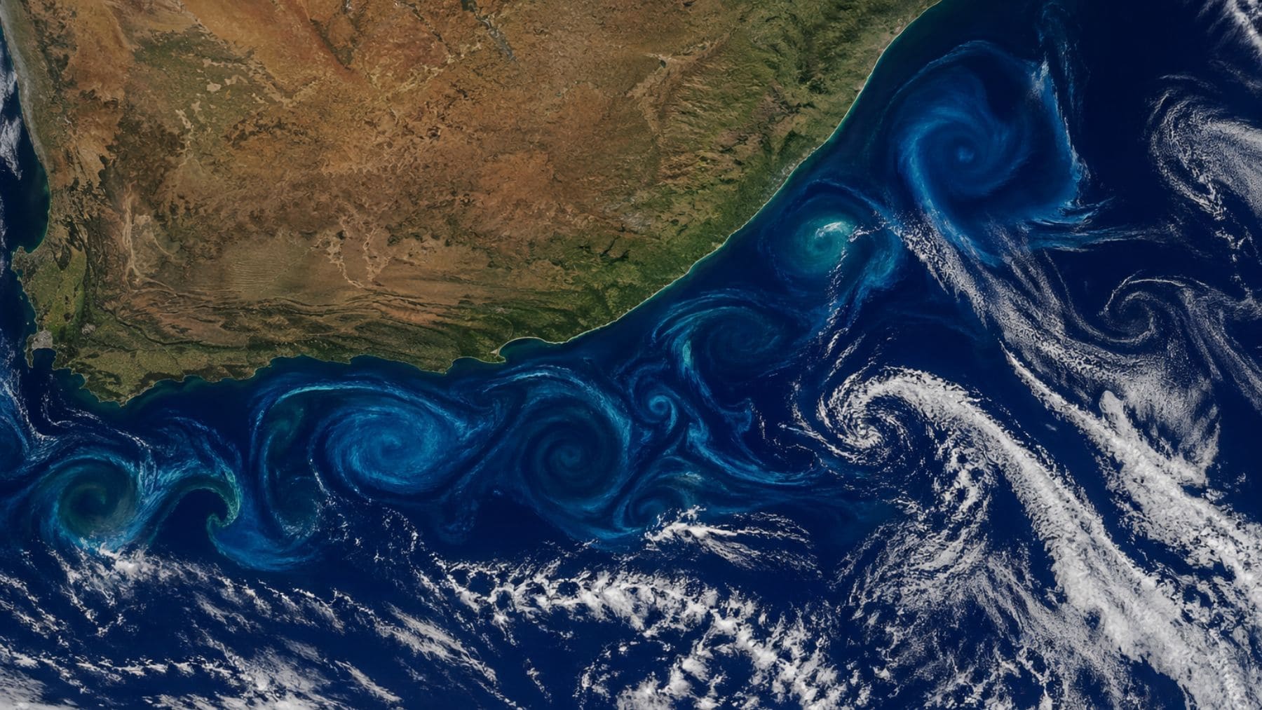 Remolinos oceánicos en la corriente de Agulhas moviendo calor y frío en el océano frente a África.