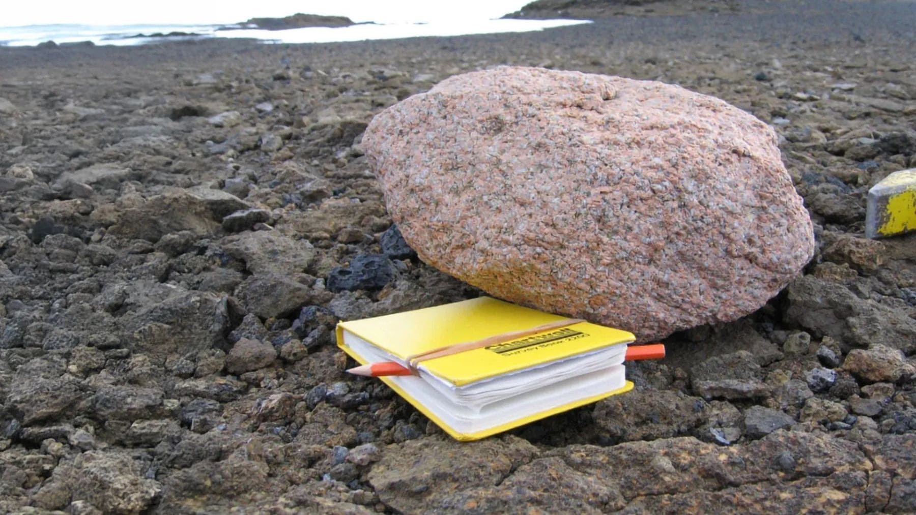 Rocas de granito rosa en volcán de la Antártida sobre el glaciar Pine Island, origen de un gigante jurásico oculto.