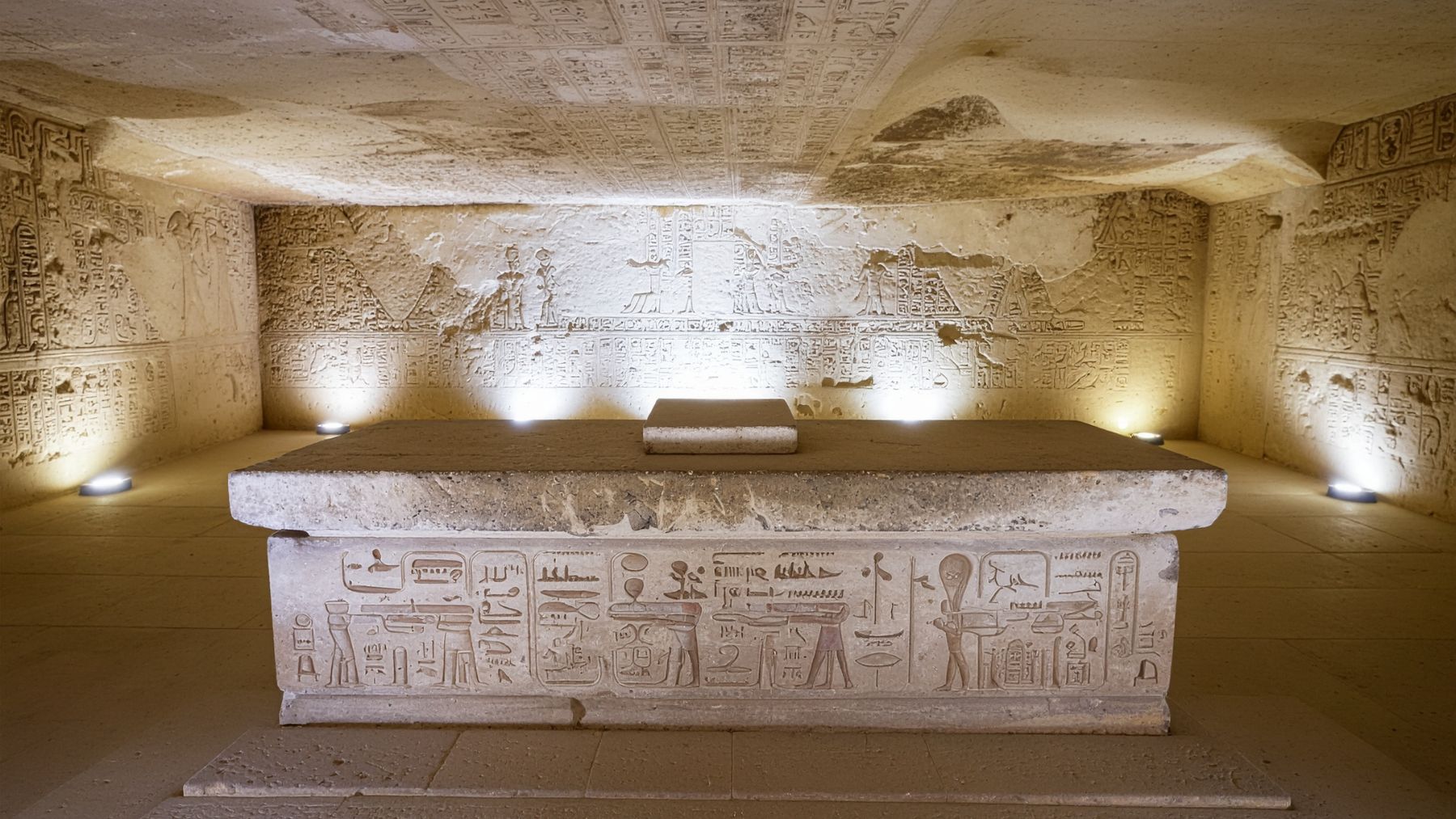 Sarcófago romano de 1700 años abierto en Budapest con objetos intactos en su interior.