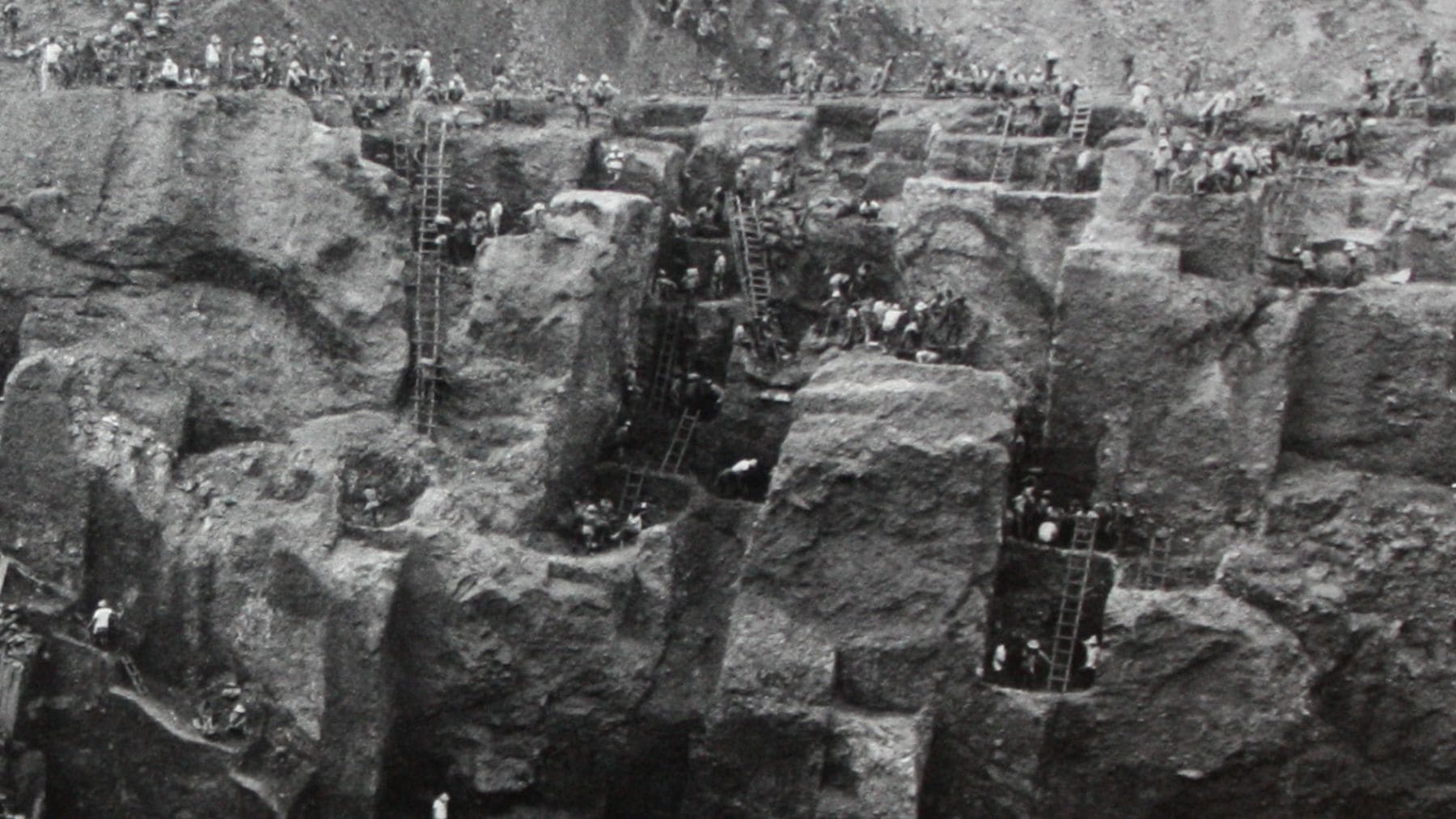 Miles de mineros en la mina de oro de Serra Pelada en Brasil durante la fiebre del oro en los años 80.