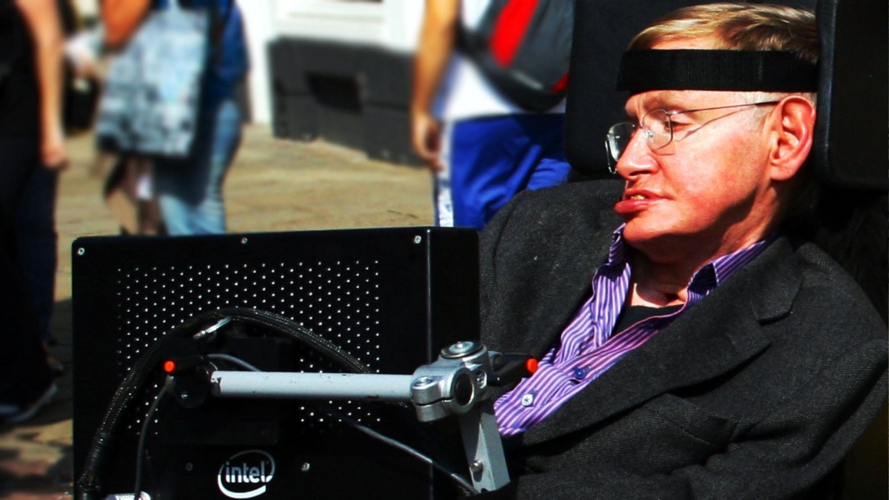 Stephen Hawking en su silla de ruedas durante una aparición pública hablando sobre el futuro de la humanidad.