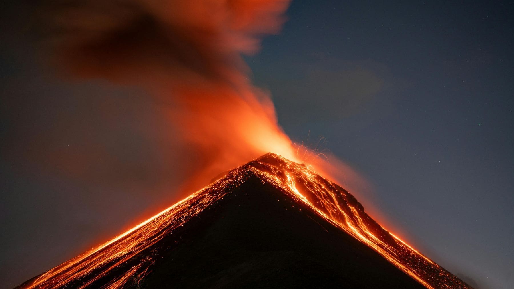 Erupción volcánica con lava y gases en un volcán activo, imagen representativa del supervolcán Kikai en Japón.