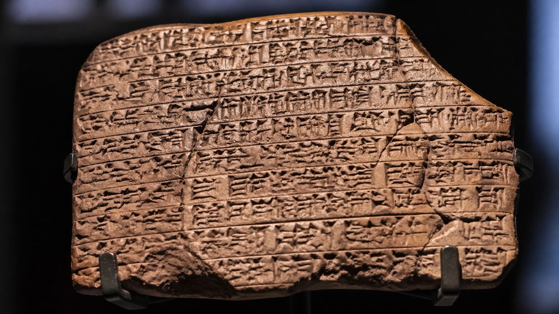 tablilla cuneiforme de 4000 años con escritura antigua usada en rituales de magia y hechizos en Mesopotamia.