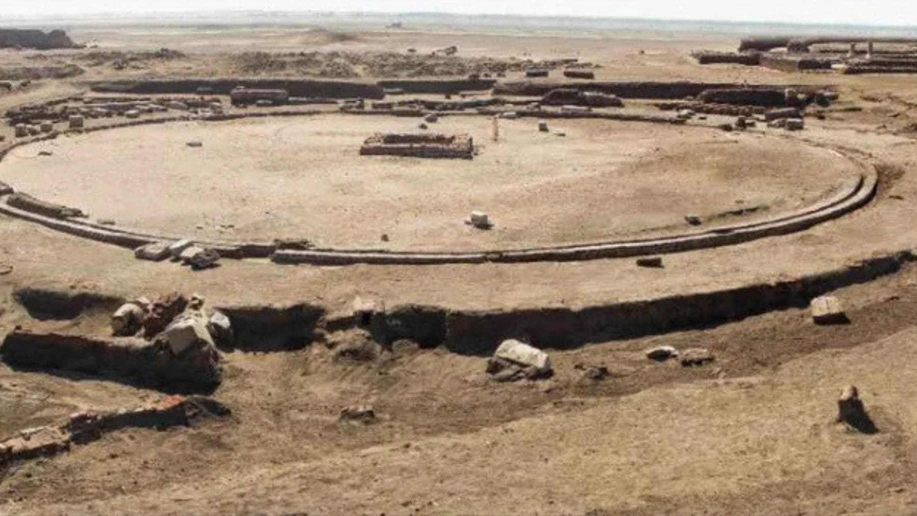 Templo circular en Egipto con estanque de 35 metros conectado al Nilo descubierto en Pelusio.