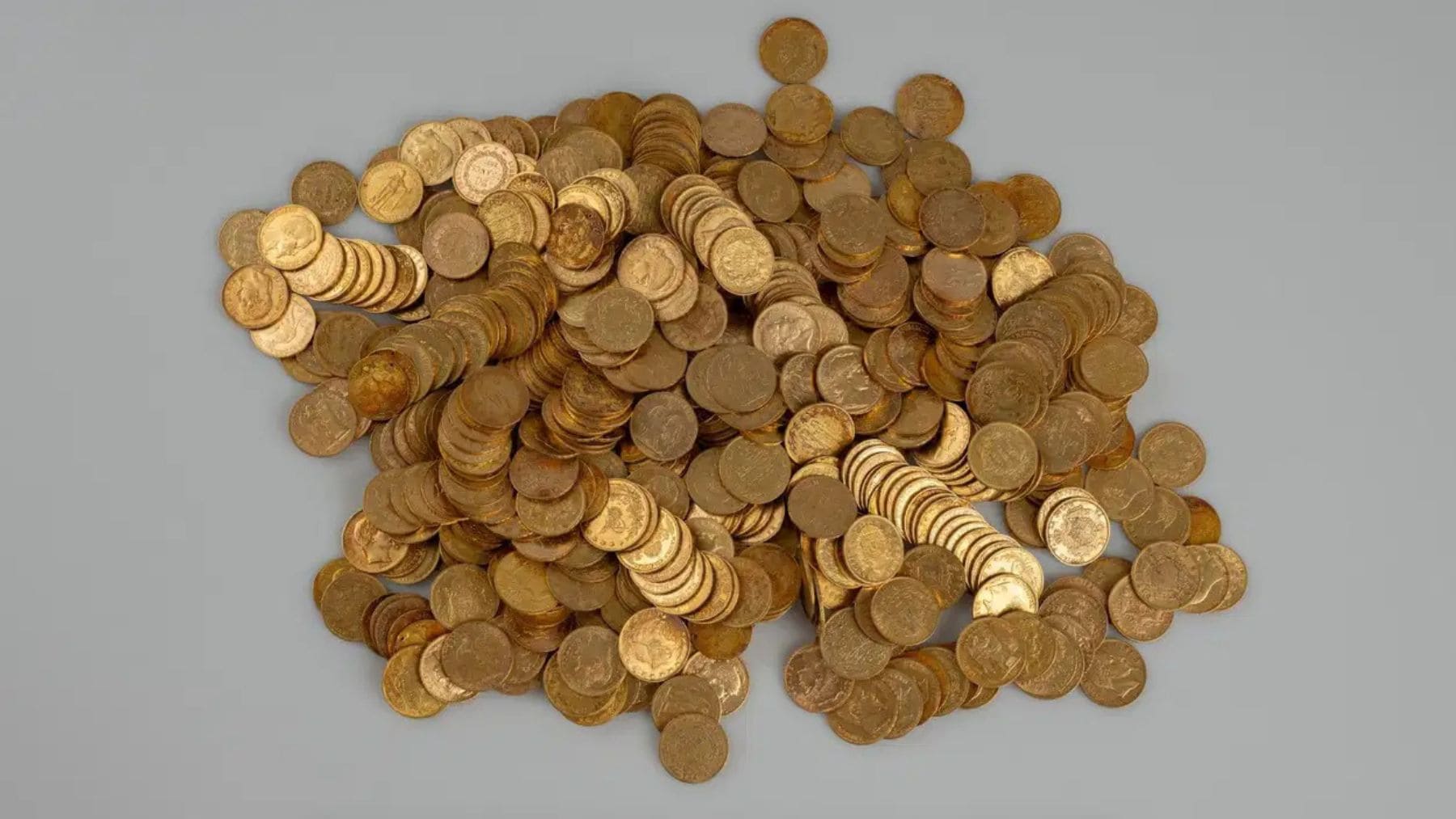 Montón de 598 monedas de oro halladas en una lata en el monte Zvičina, Chequia.