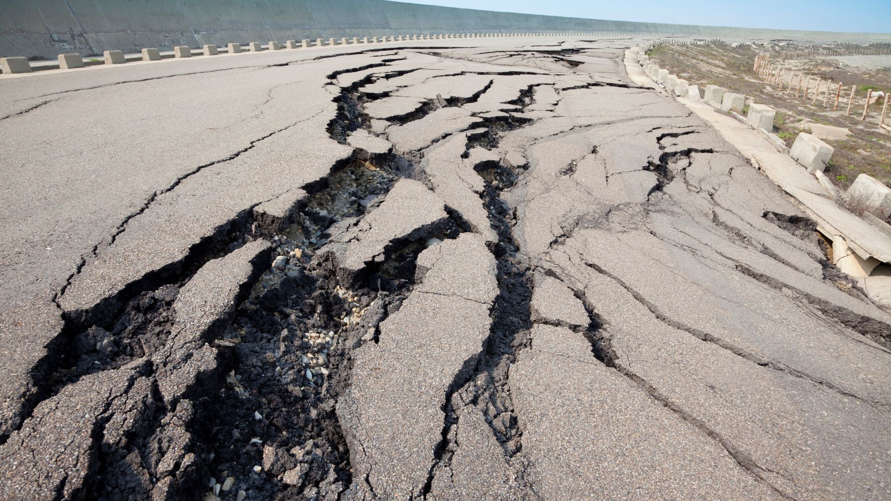 Falla en el suelo tras terremoto en Myanmar con grieta visible y desplazamiento de la Tierra.
