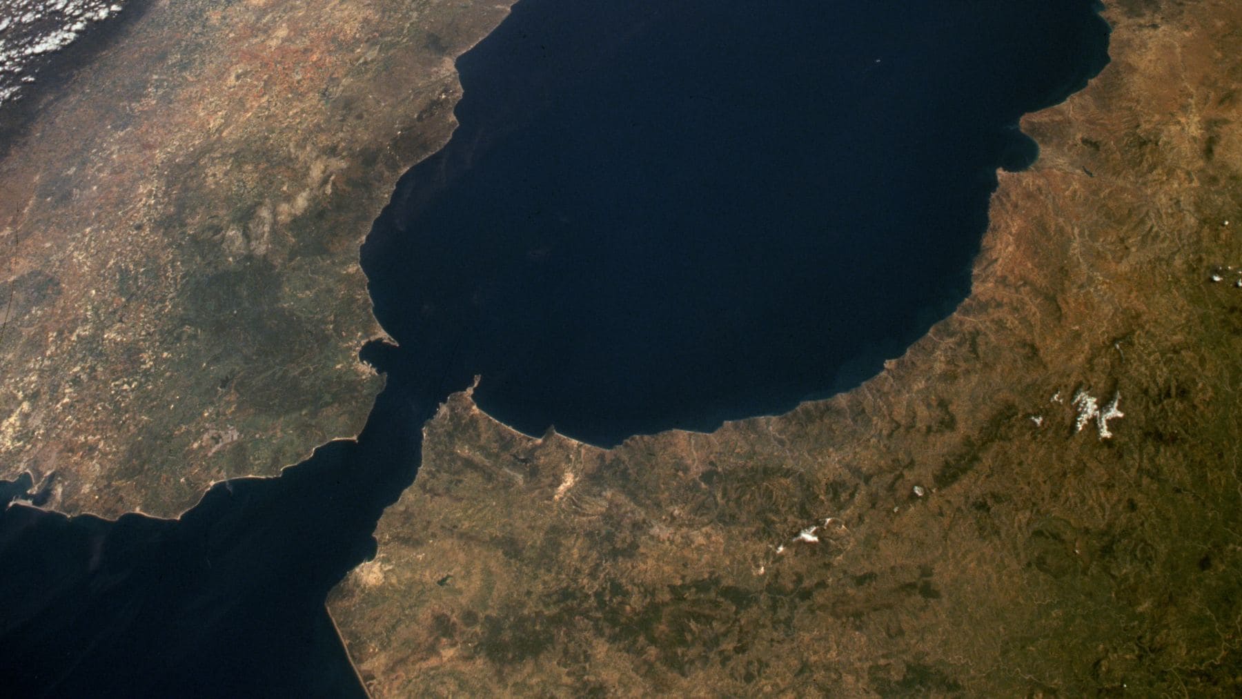 Vista satelital del Estrecho de Gibraltar entre España y Marruecos donde se proyecta el túnel submarino afectado por una falla geológica.