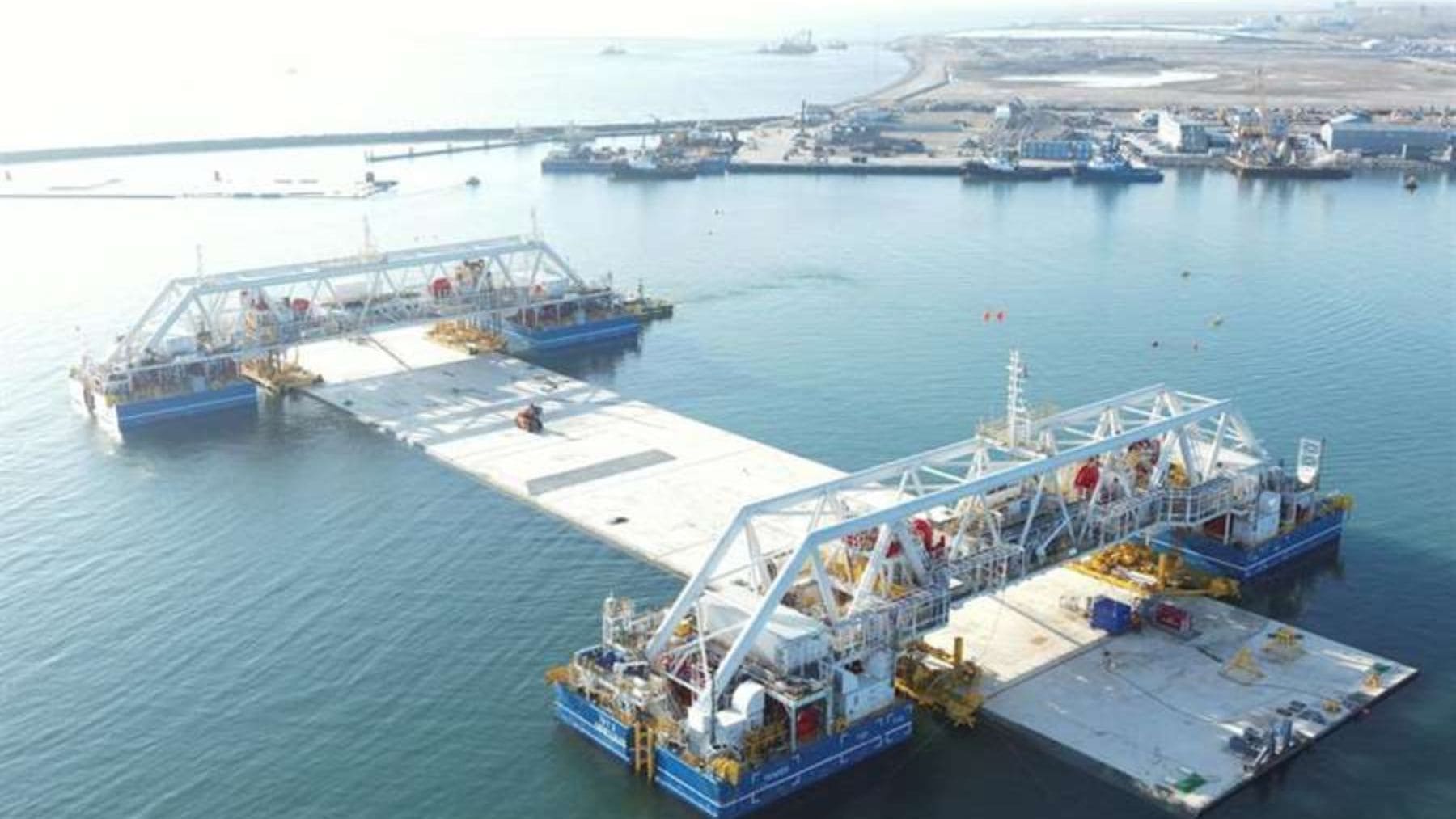 Pontona IVY colocando un elemento del túnel sumergido Fehmarnbelt entre Dinamarca y Alemania durante su construcción.