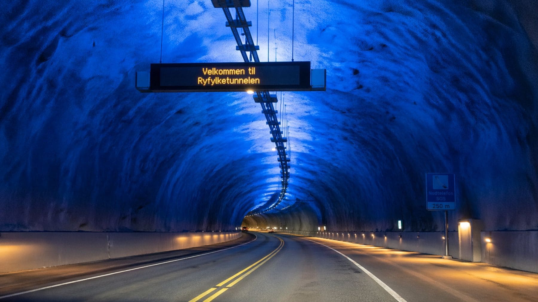 Interior del túnel submarino de Ryfylke en Noruega, el más largo y profundo del mundo con 14 km bajo el mar