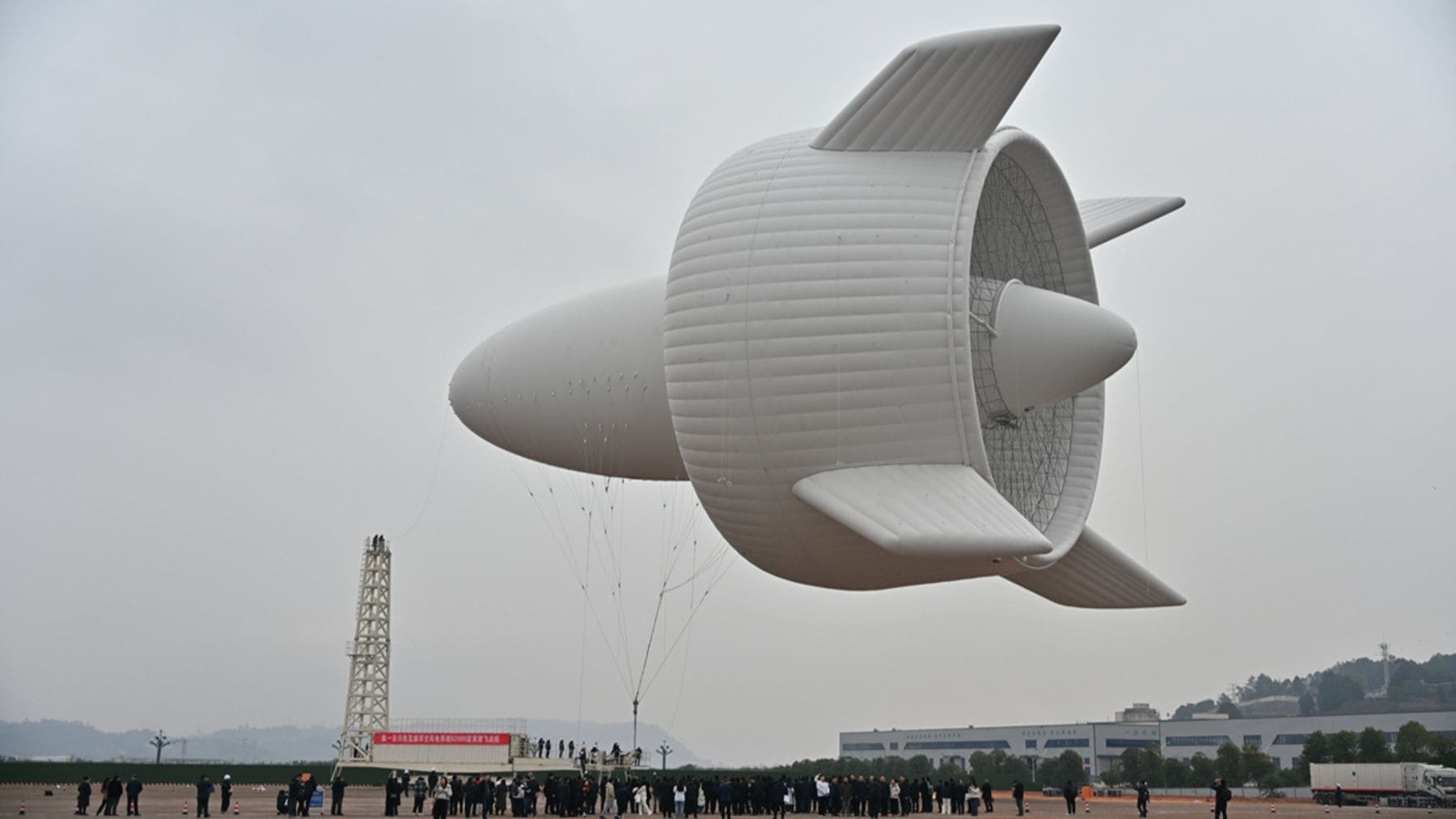 Turbina volante S2000 de China generando energía eólica en el aire durante una prueba real en Yibin.