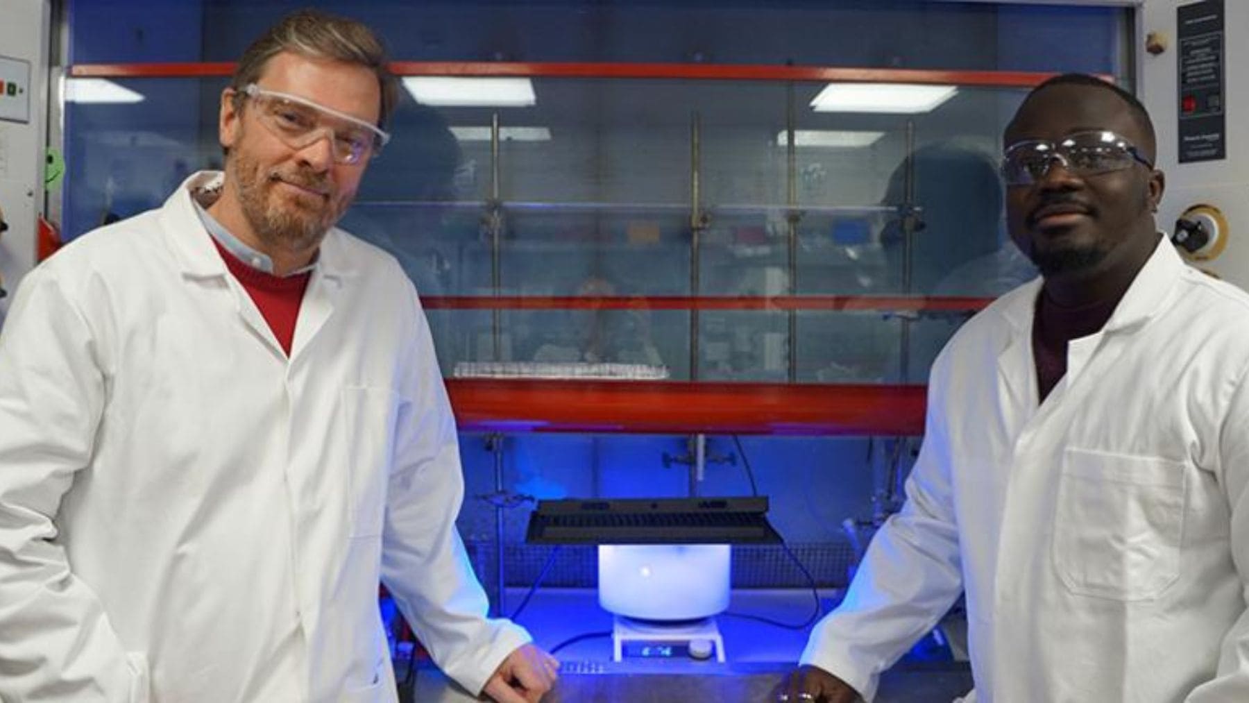 Científicos de Cambridge convierten ácido de baterías y plásticos en hidrógeno limpio en reactor solar.