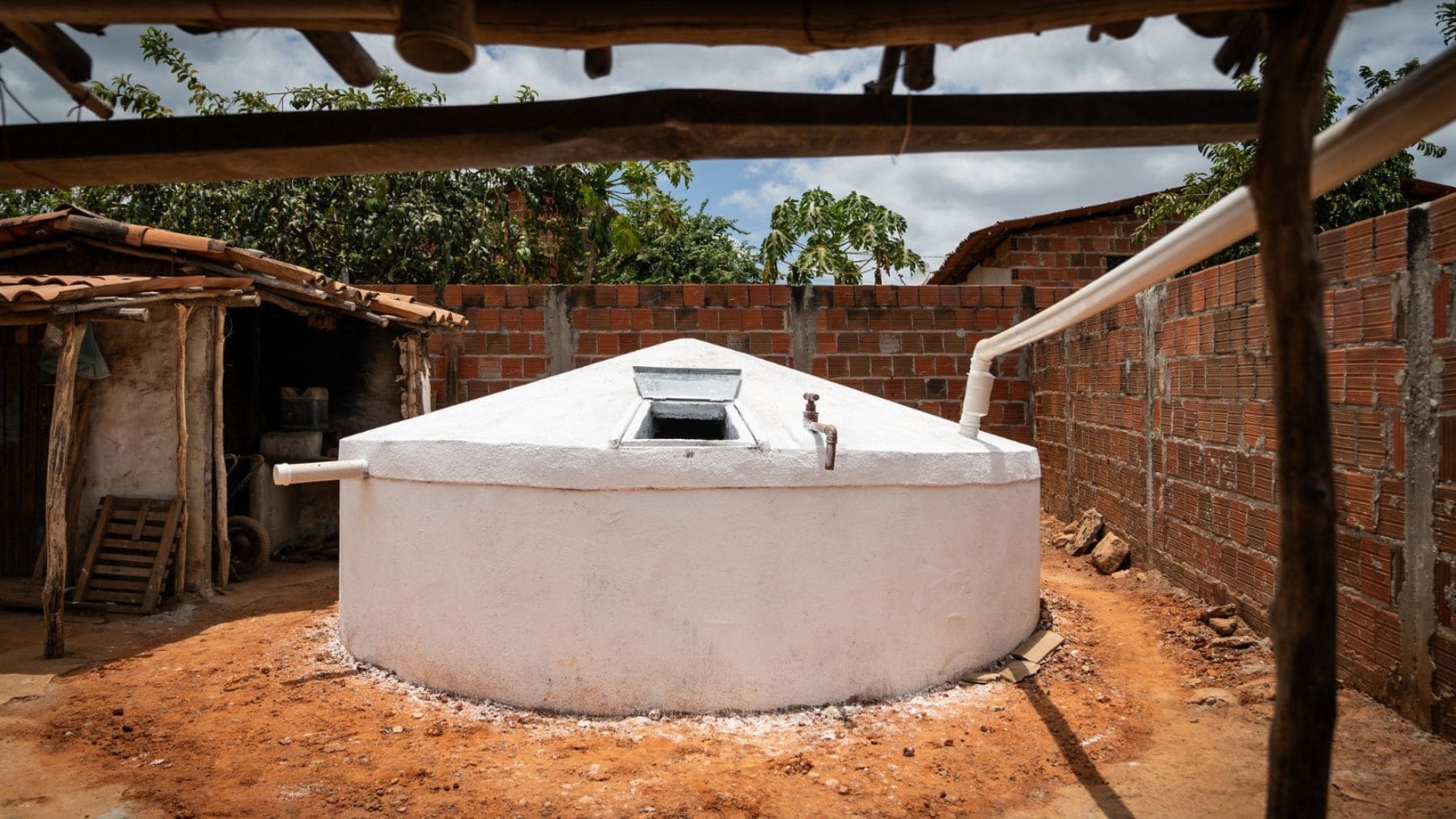 Cisterna de placas de 16.000 litros creada en Brasil para almacenar agua de lluvia durante la sequía