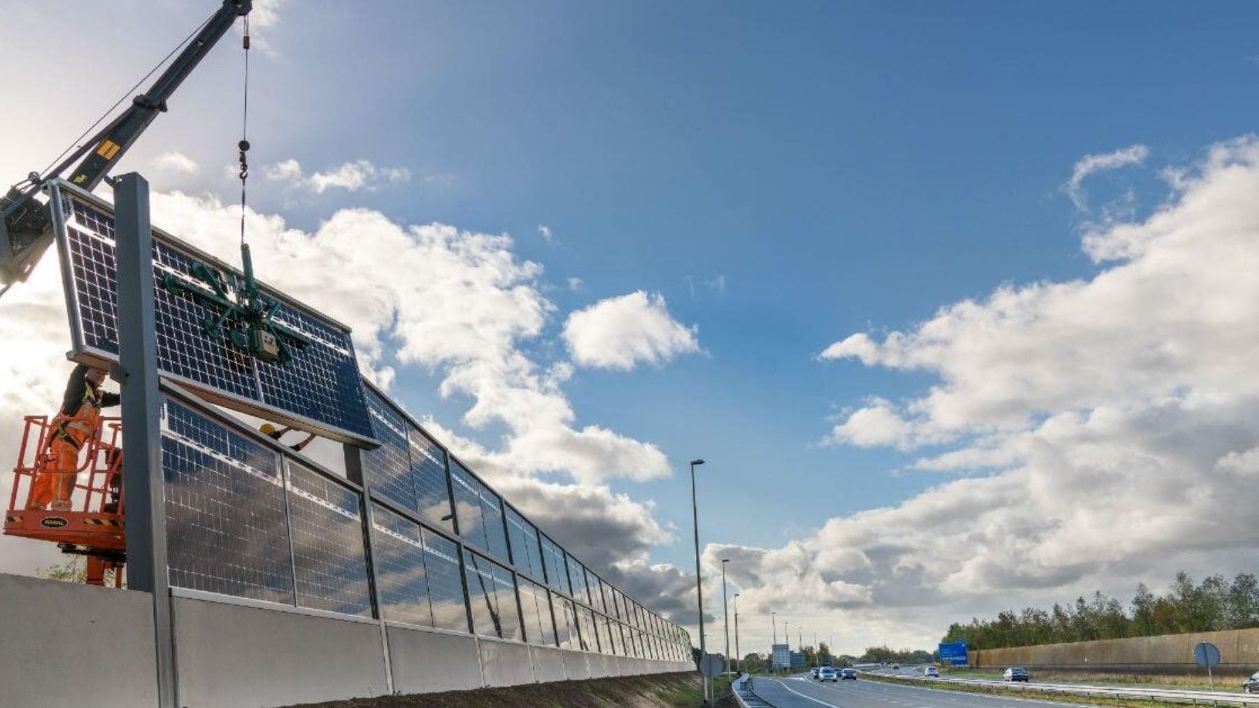 Pantalla acústica con paneles solares en la autopista A50 de Holanda que genera electricidad.