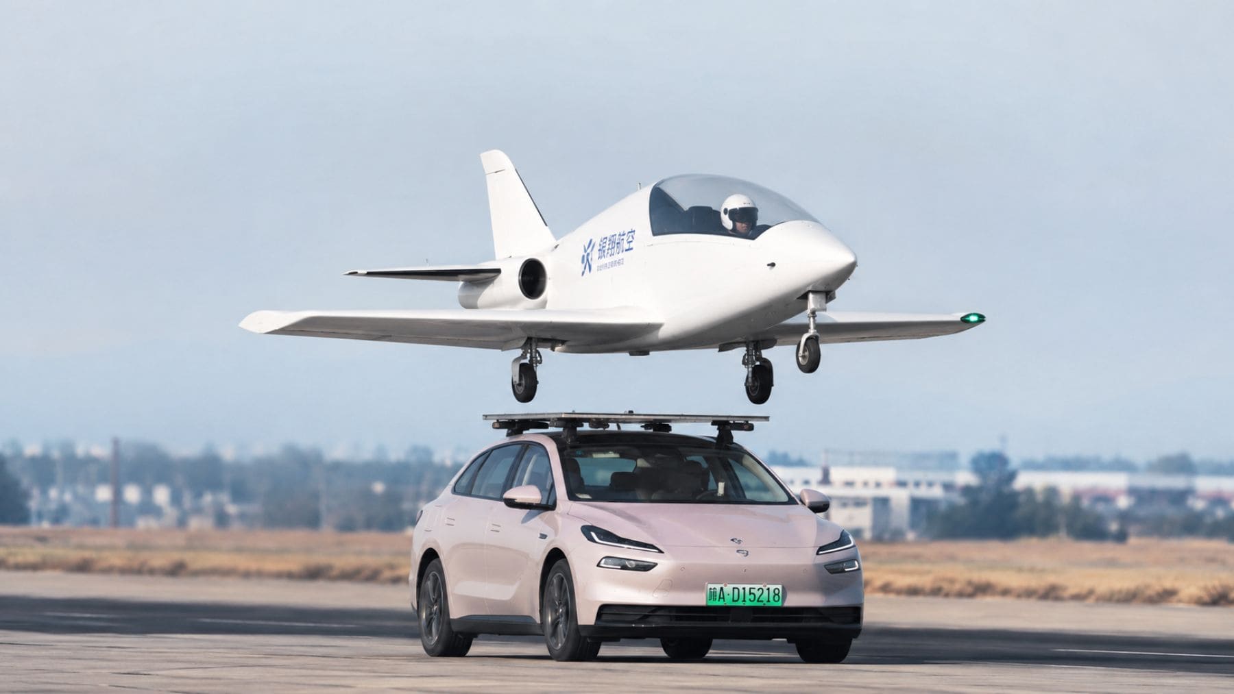 El minijet tripulado más pequeño del mundo despega sobre un coche en una prueba realizada en China.