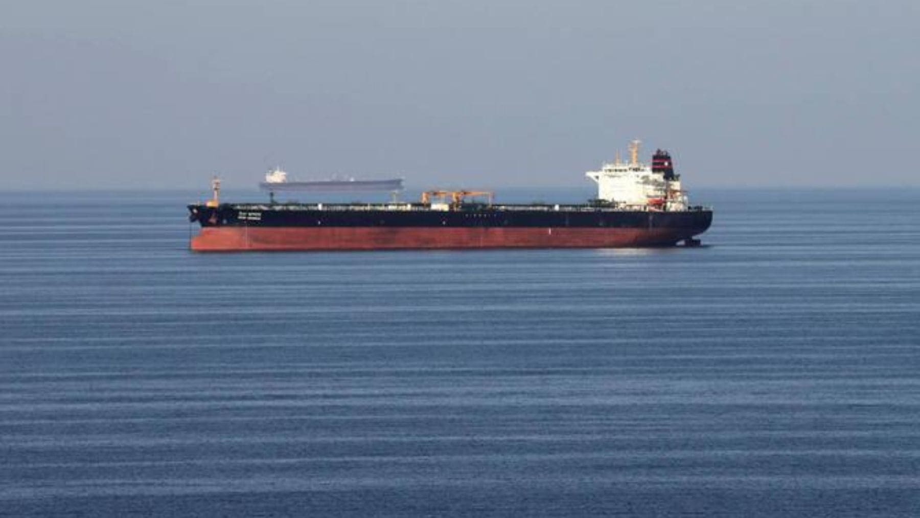 Petrolero navegando cerca del Estrecho de Ormuz, zona estratégica para las rutas energéticas y digitales del Golfo